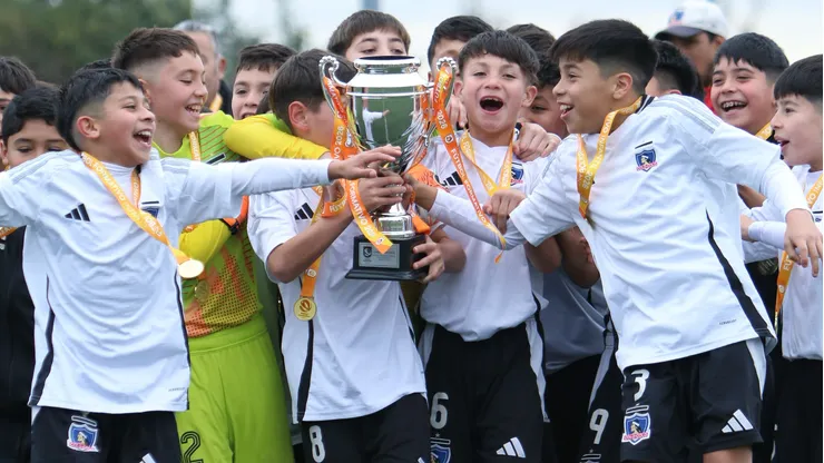 Colo Colo Sub 11 y 12 dan la vuelta olímpica frente a la U