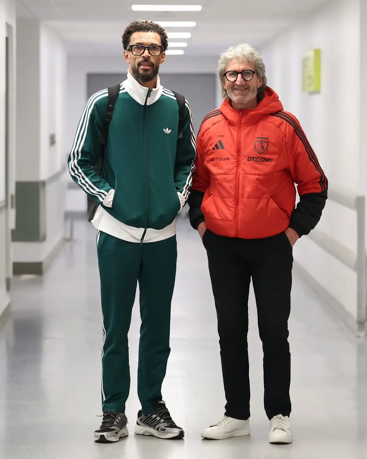 Vozinha en su llegada a Chile junto a Daniel Morón.
