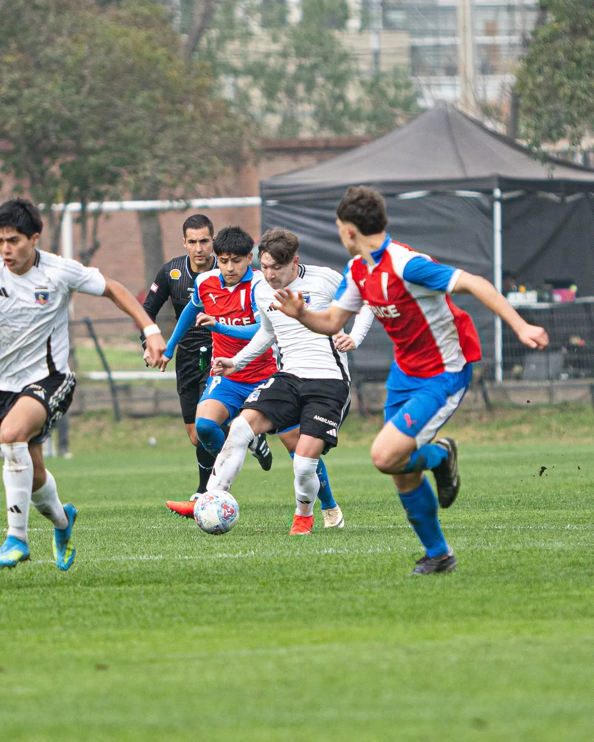 Colo Colo enfrentando a la Universidad Católica. (Foto: colocolofutboljoven)