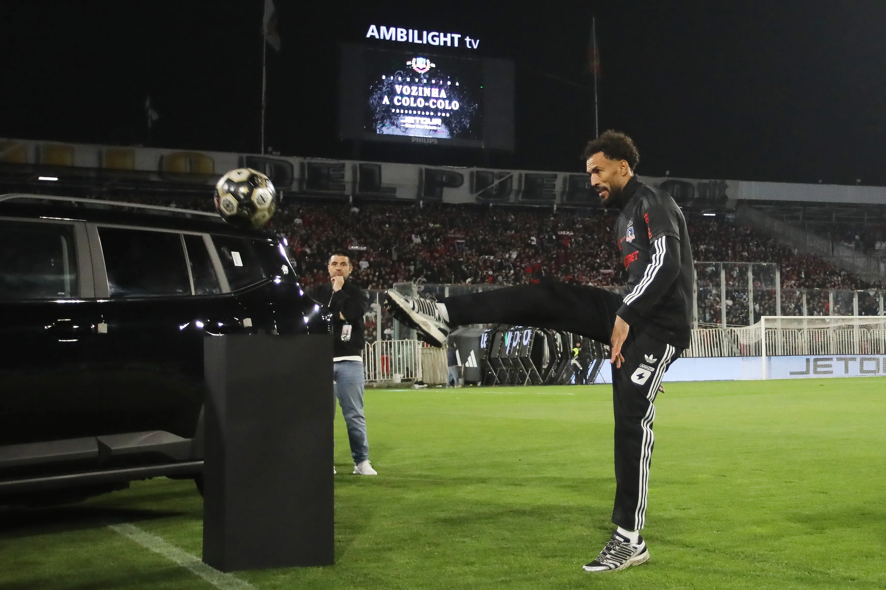 Vozinha regalando balones a los hinchas en el Monumental | Foto: Photosport