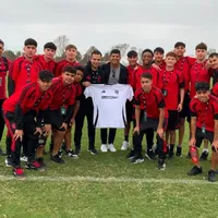 Pavez sorprende con especial visita a juveniles de Colo Colo en Perú