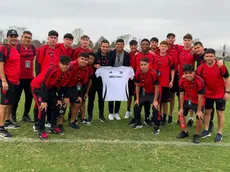 Pavez sorprende con especial visita a juveniles de Colo Colo en Perú