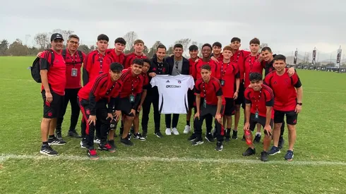 Pavez sorprende con especial visita a juveniles de Colo Colo en Perú.