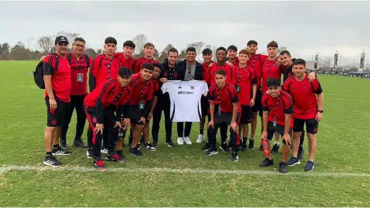 Pavez sorprende con especial visita a juveniles de Colo Colo en Perú.