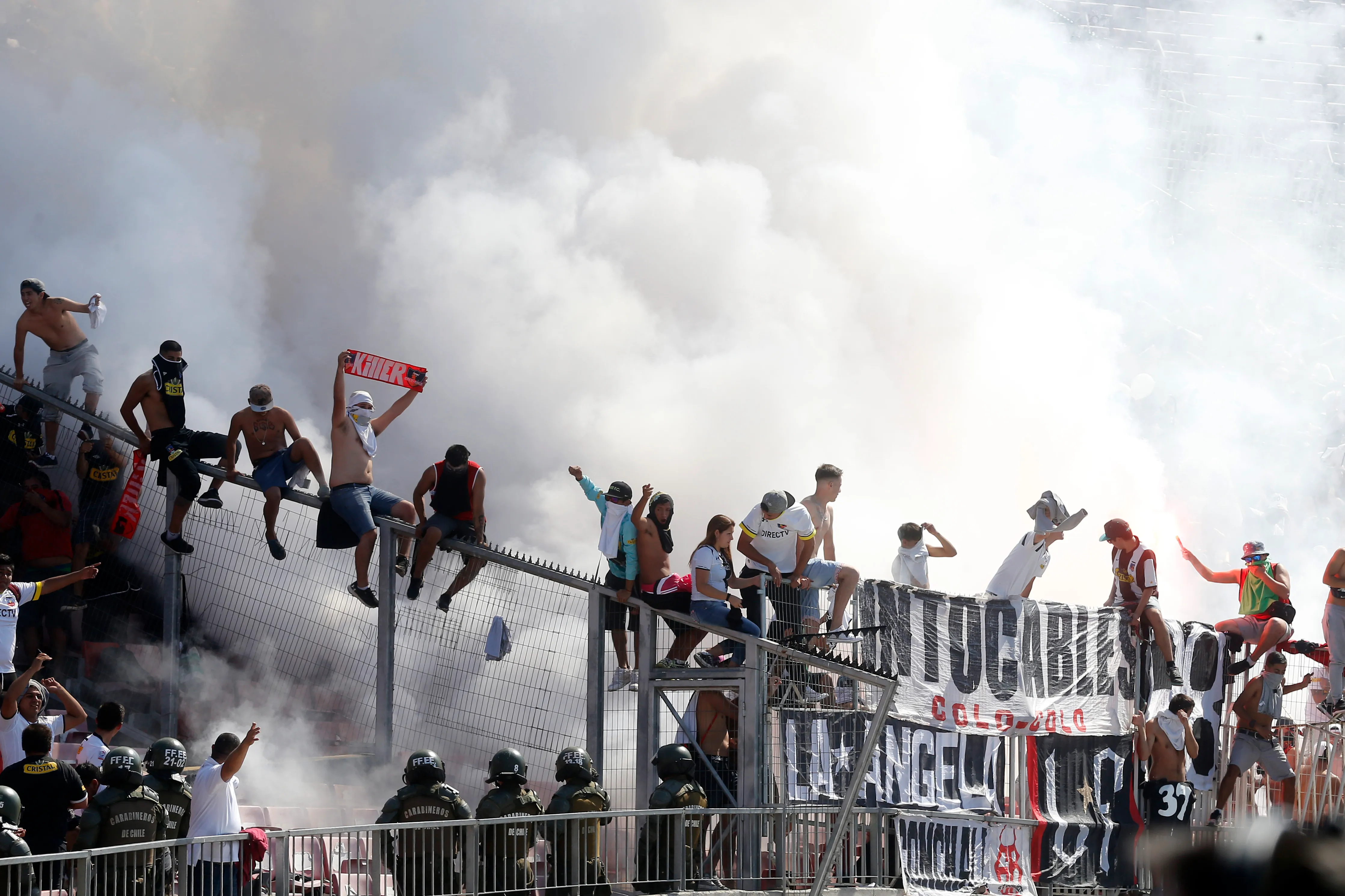 Hinchas de Colo Colo en el Nacional para un Superclásico. (Foto: Photosport)