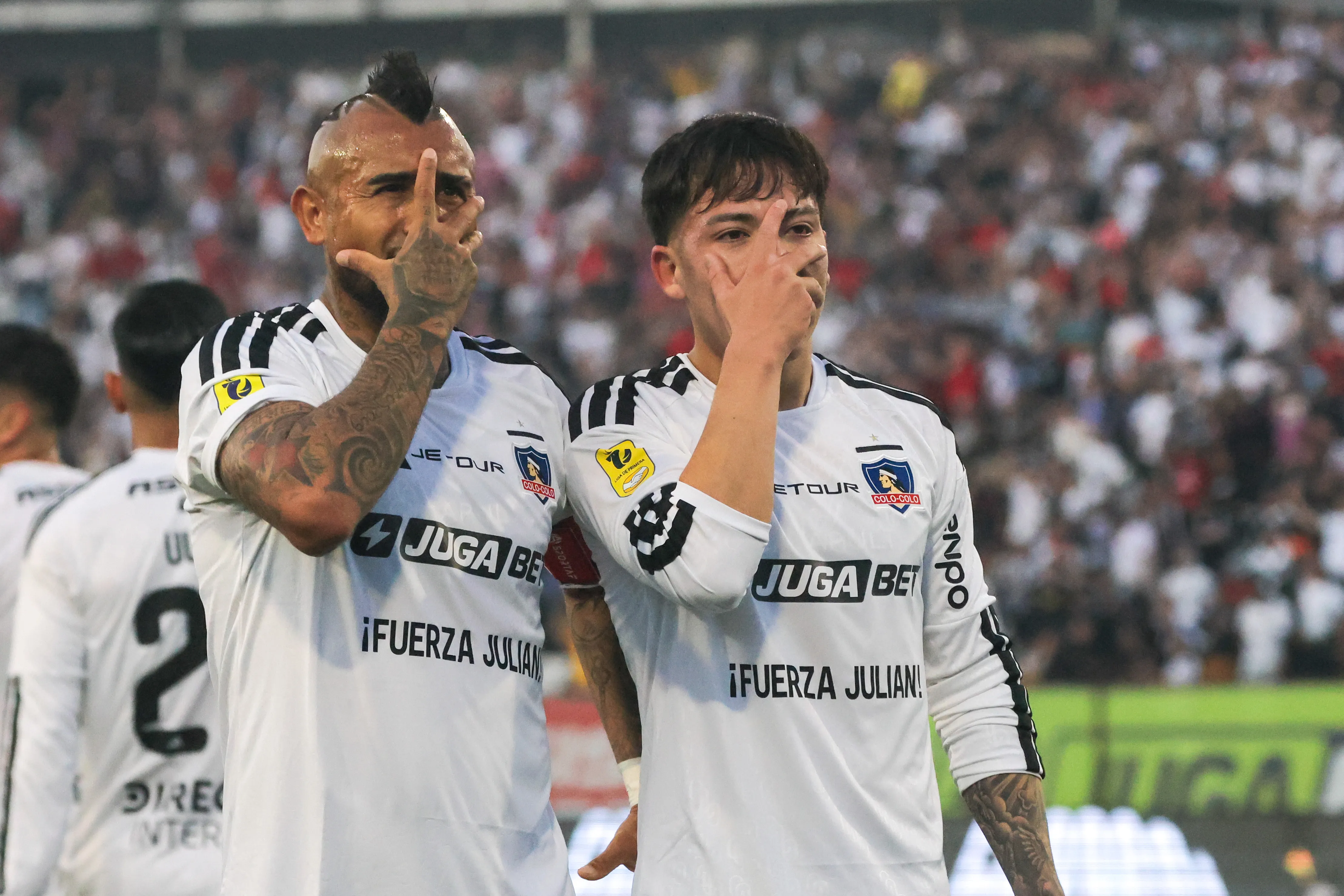 Arturo Vidal y Leandro Hernández al borde de la suspensión en Colo Colo.