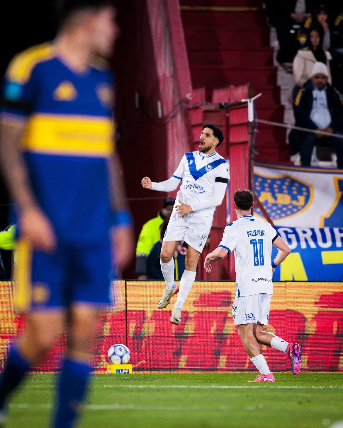 Colo Colo avanza por Diego Valdés. Imagen: Instagram Vélez Sarsfield