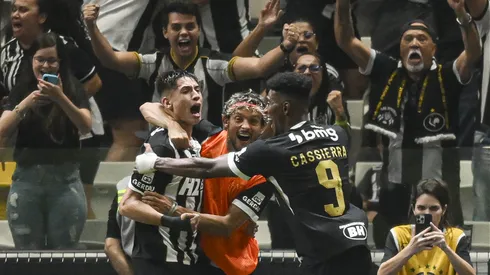 Hinchas de Atlético Mineiro cuestionan préstamo de Román a Colo Colo.