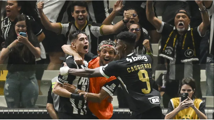 Hinchas de Atlético Mineiro cuestionan préstamo de Román a Colo Colo.