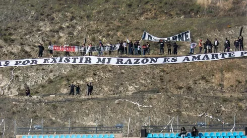 Tati Silveira se rinde ante los hinchas que alentaron a Colo Colo desde un cerro.