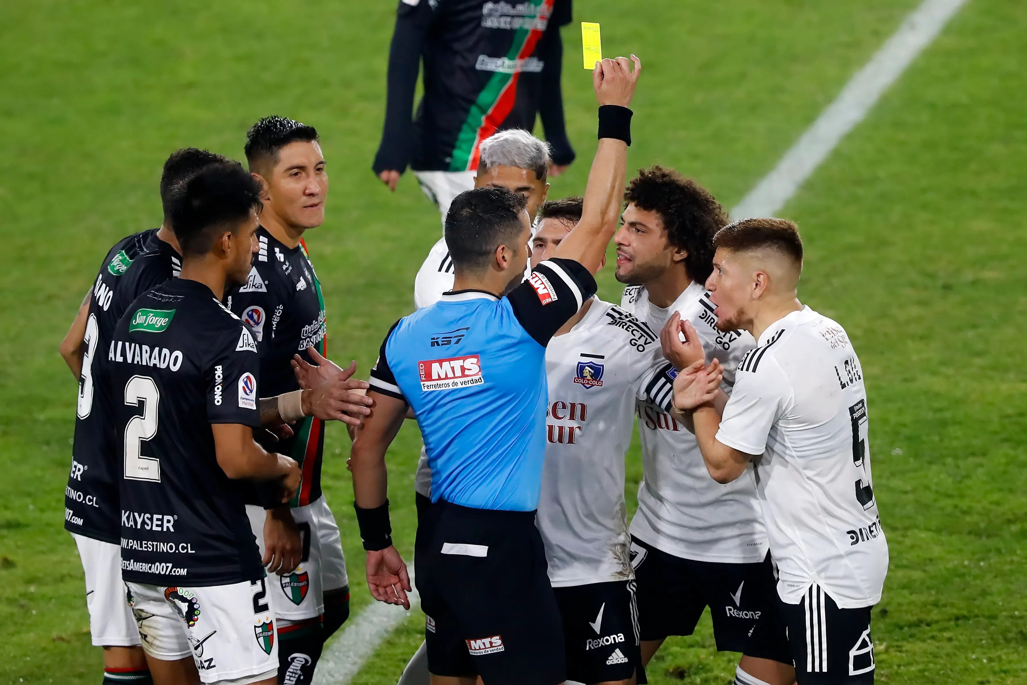 Fernando Vejar en 2021 no le cobró un claro penal a Colo Colo.Imagen: Felipe Zanca/Photosport