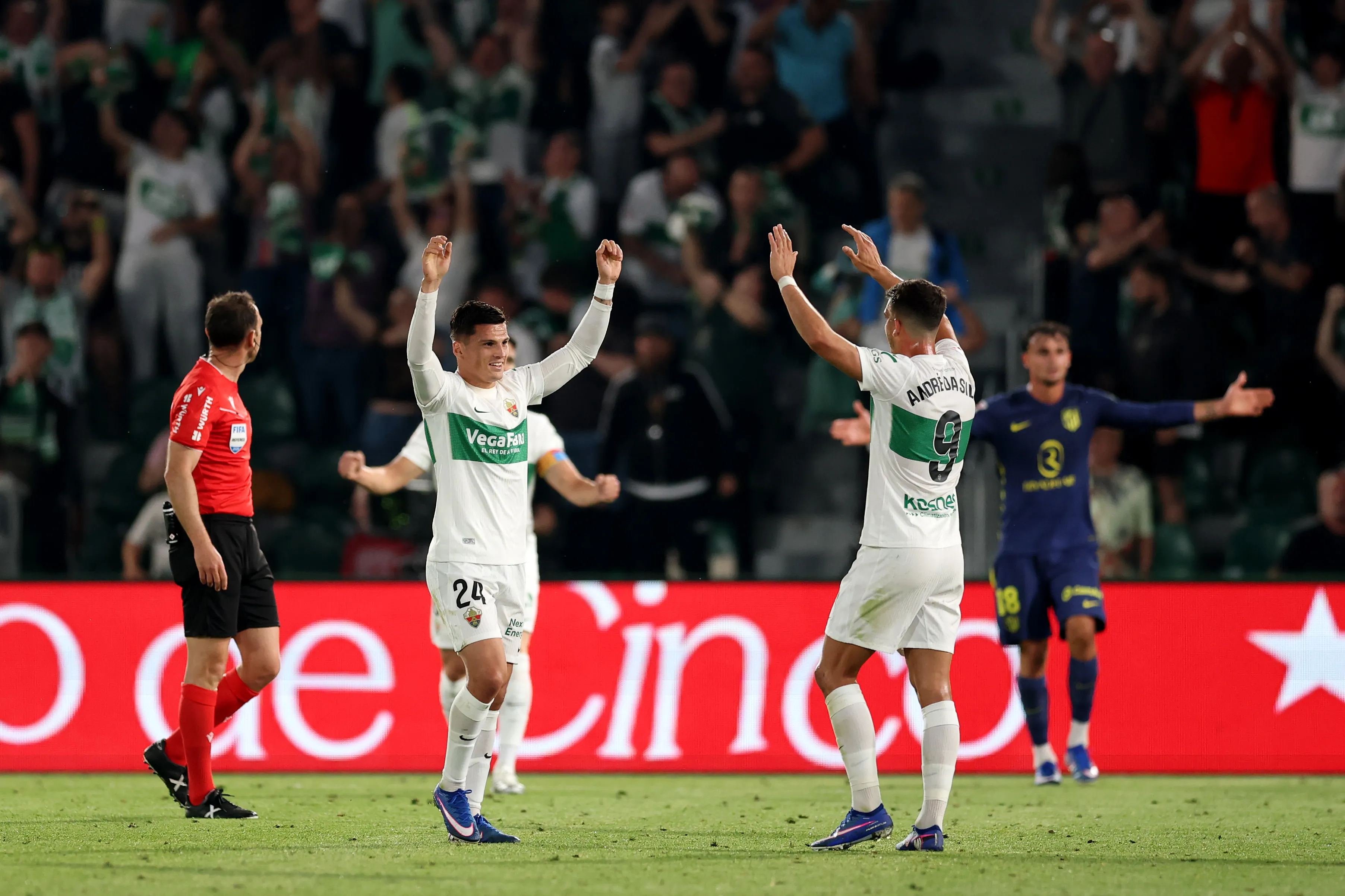 Lucas Cepeda en partido del Elche con el Atlético Madrid. (Foto: Getty Images)