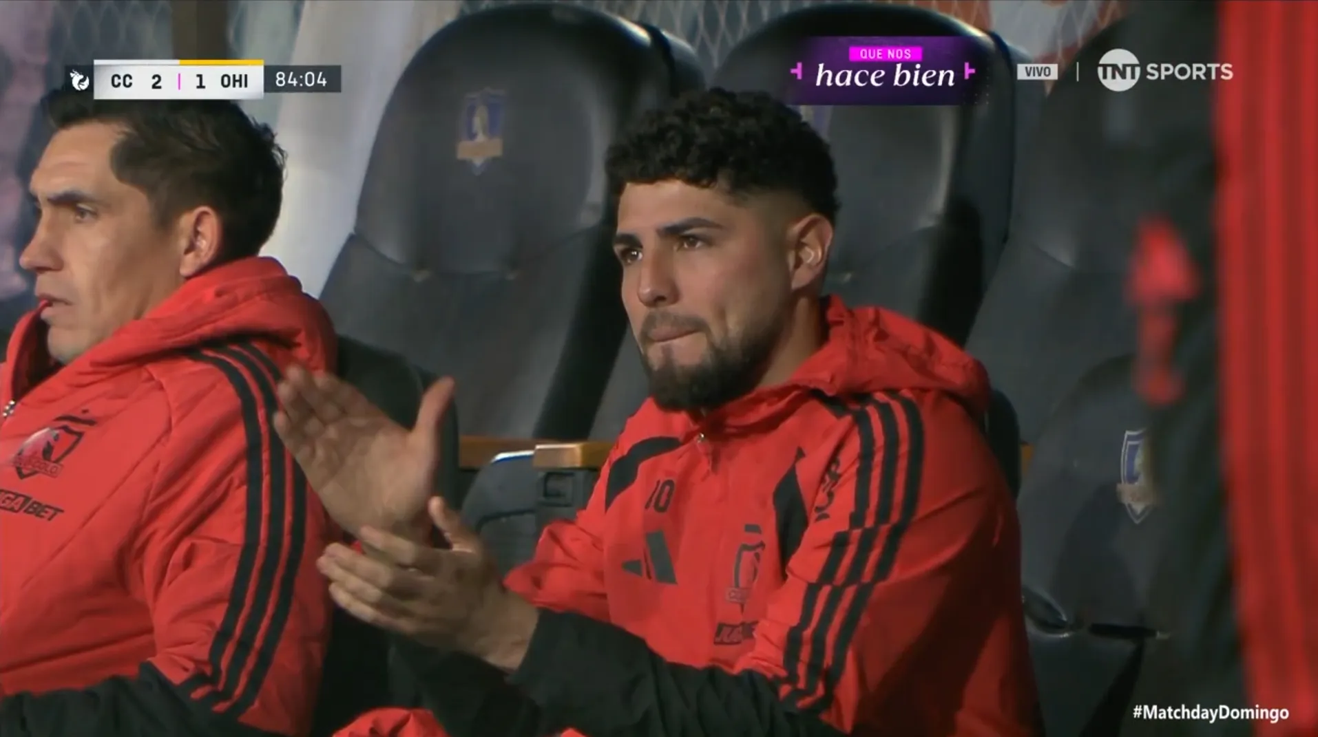 Maximiliano Romero aplaudiendo el gol de Javier Correa.