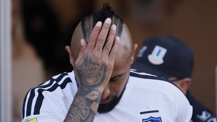 La molestia de Arturo Vidal por el estado de la cancha del Monumental.