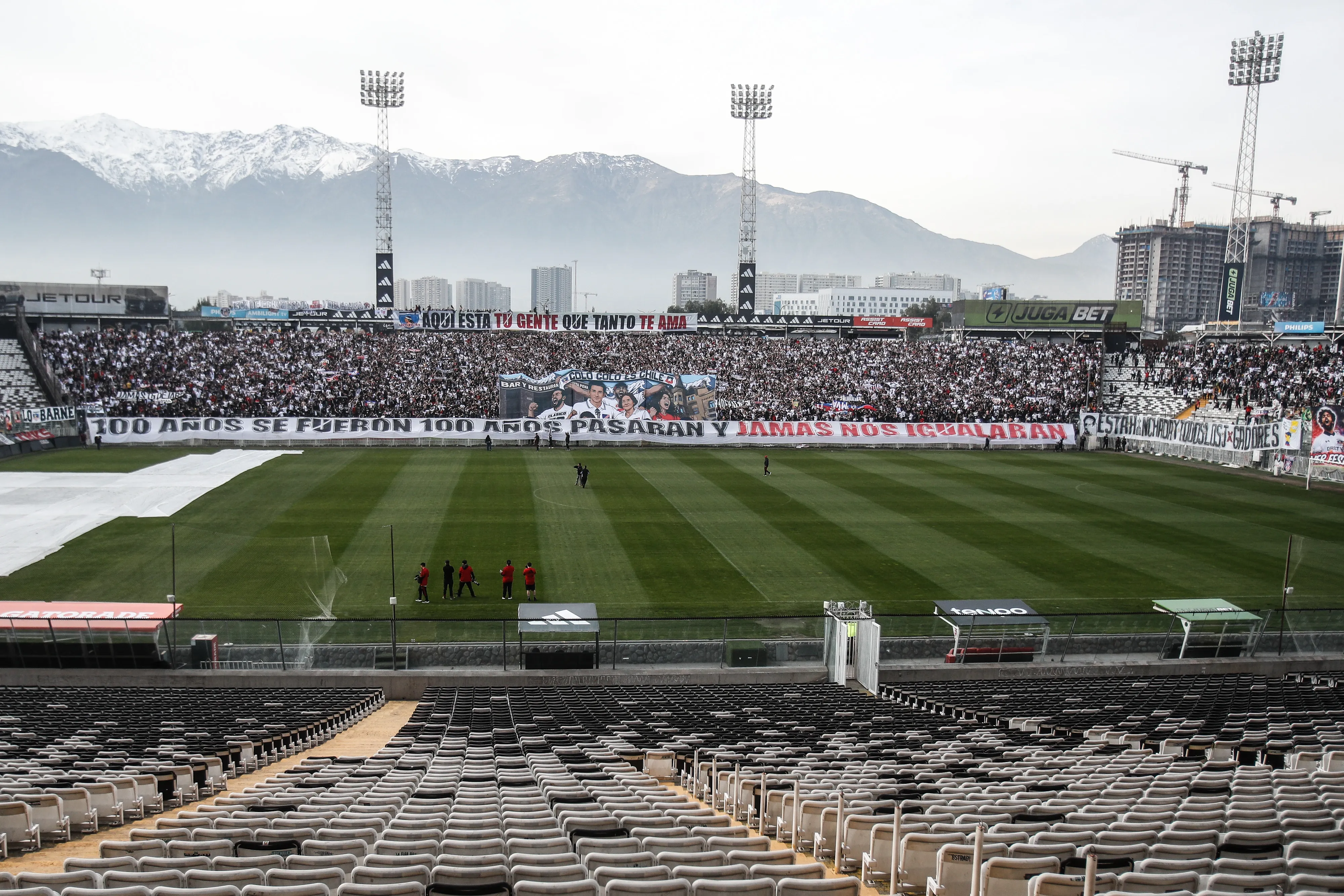 Hinchas de Colo Colo alientan a su equipo en el arengazo previo al Superclásico. Imagen: Diego Martin/Photosport