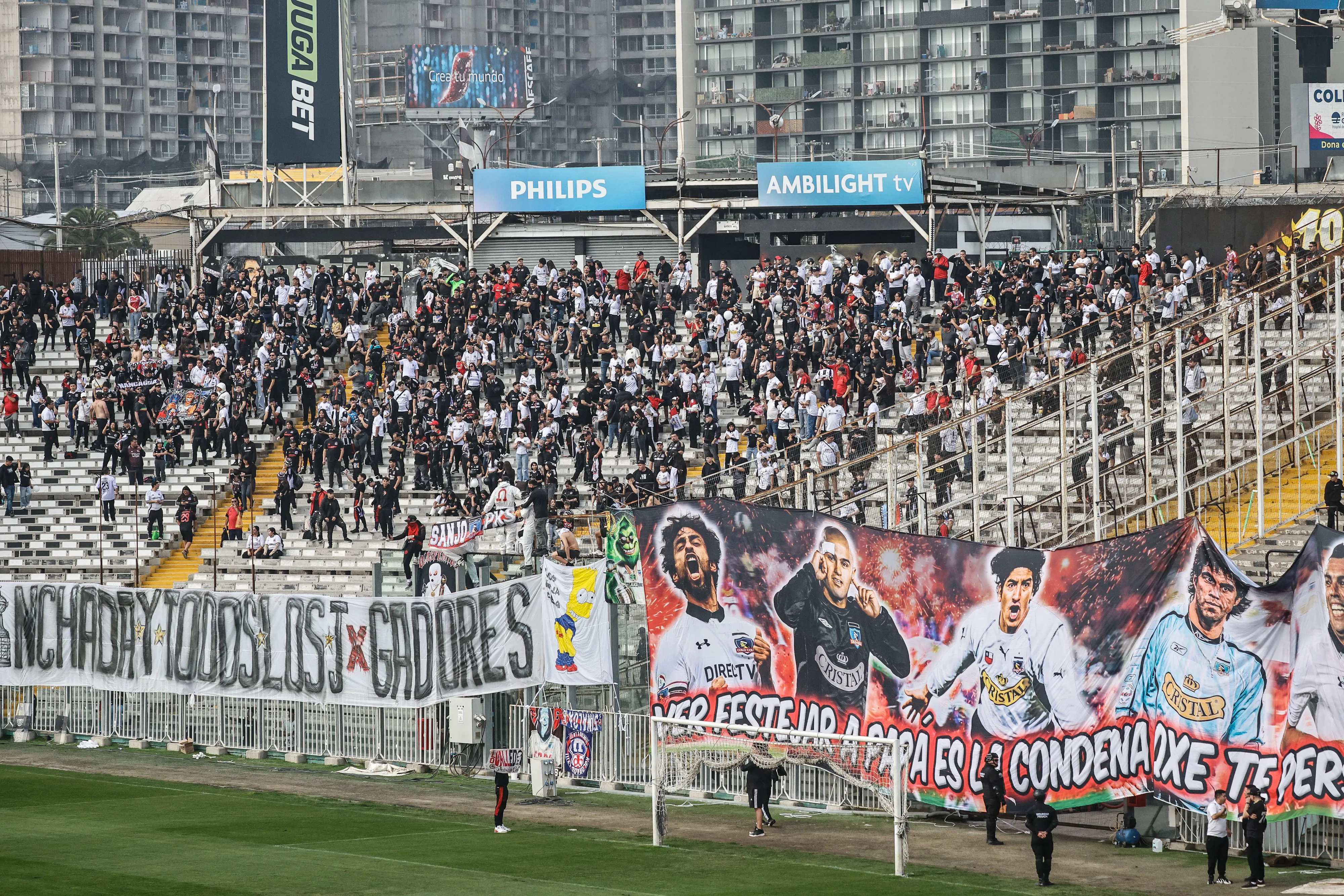 Hinchas de Colo Colo alientan a su equipo en el arengazo previo al Superclásico. Imagen: Diego Martin/Photosport