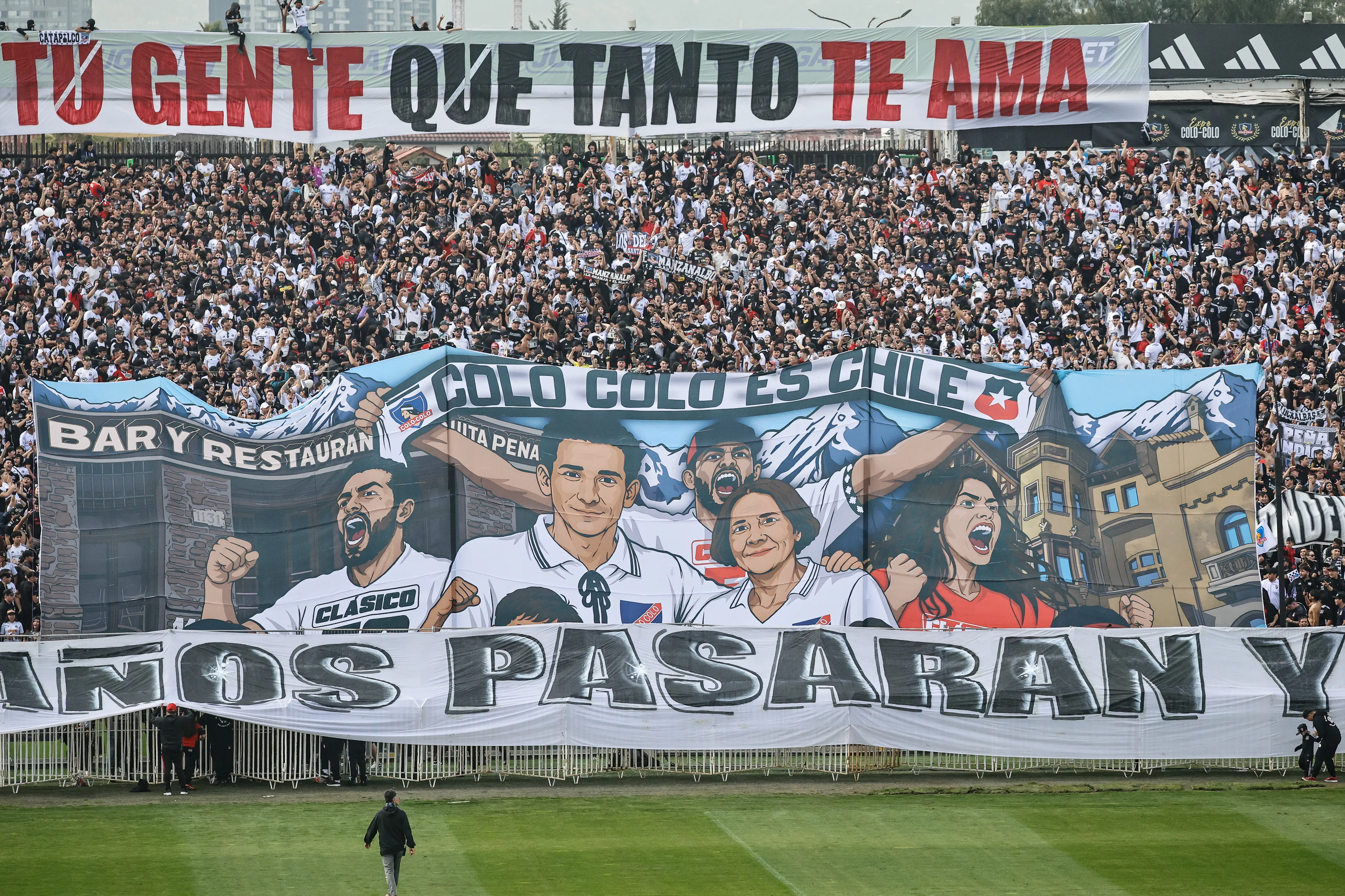Hinchas de Colo Colo alientan a su equipo en el arengazo previo al Superclásico. Imagen: Diego Martin/Photosport