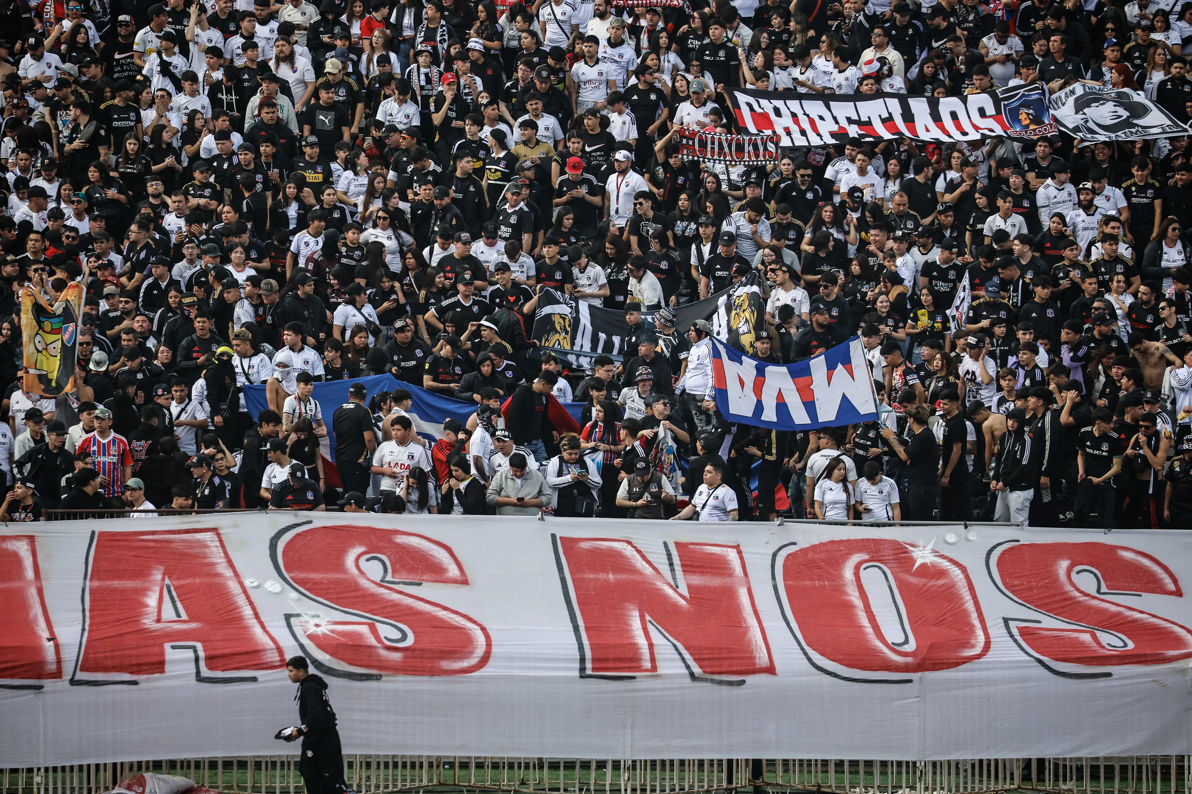 Hinchas de Colo Colo alientan a su equipo en el arengazo previo al Superclásico. Imagen: Diego Martin/Photosport