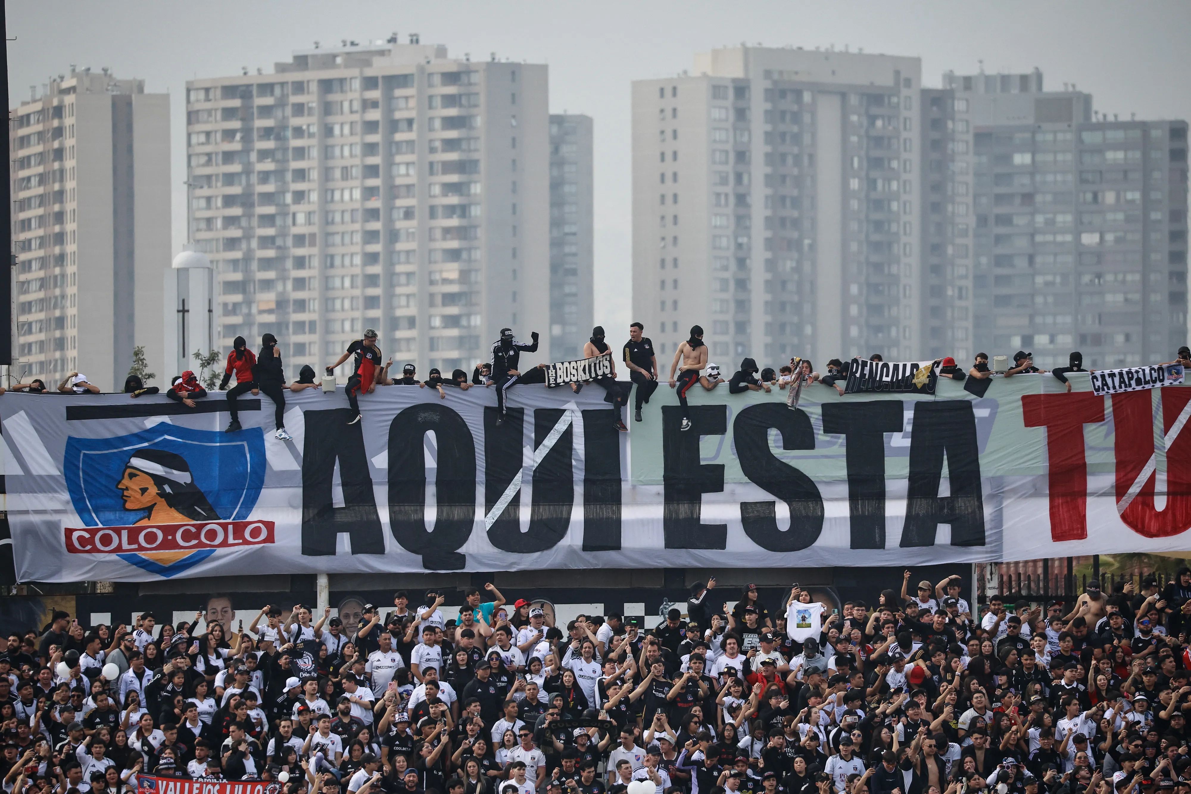 Hinchas de Colo Colo alientan a su equipo en el arengazo previo al Superclásico. Imagen: Diego Martin/Photosport