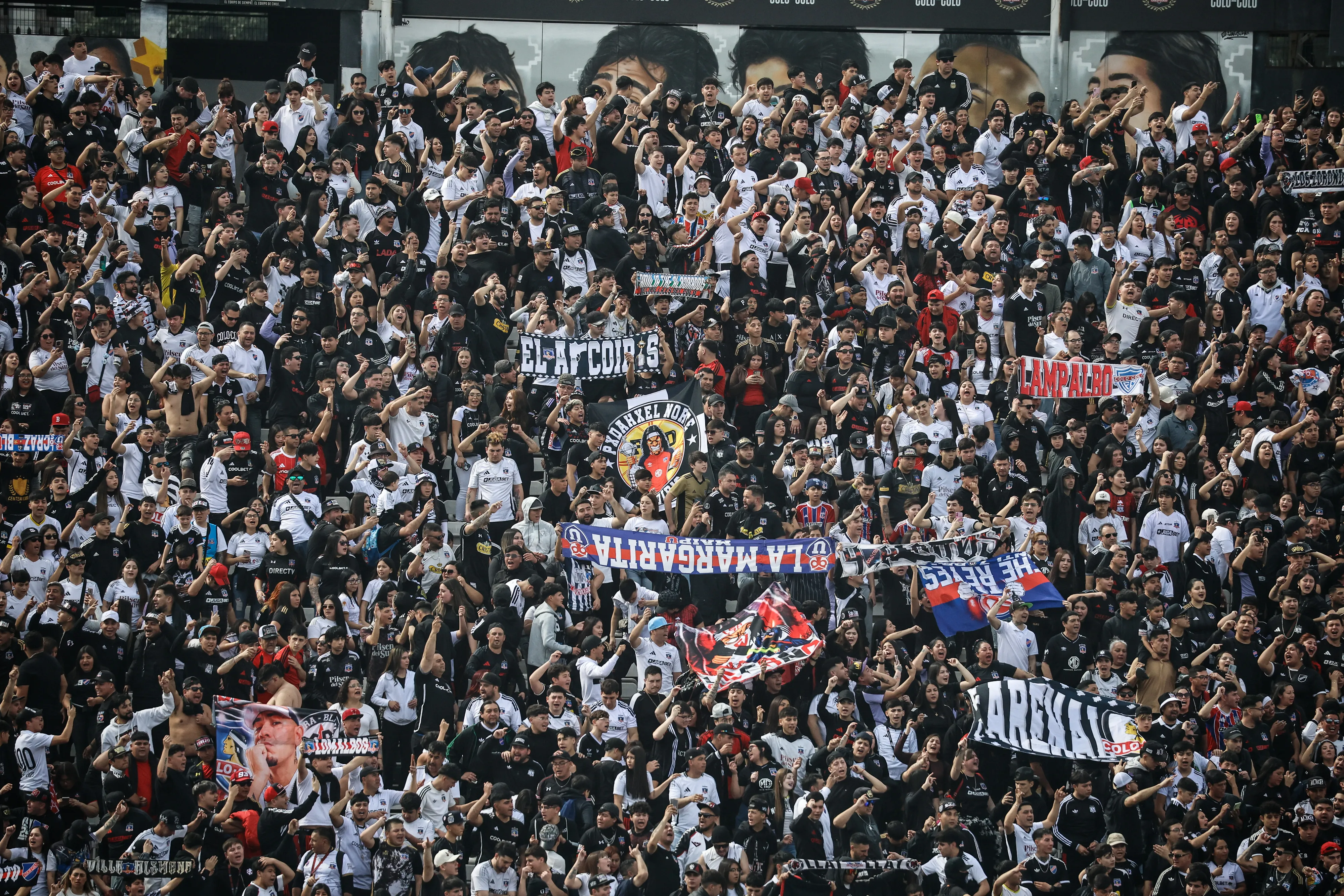 Hinchas de Colo Colo alientan a su equipo en el arengazo previo al Superclásico. Imagen: Diego Martin/Photosport