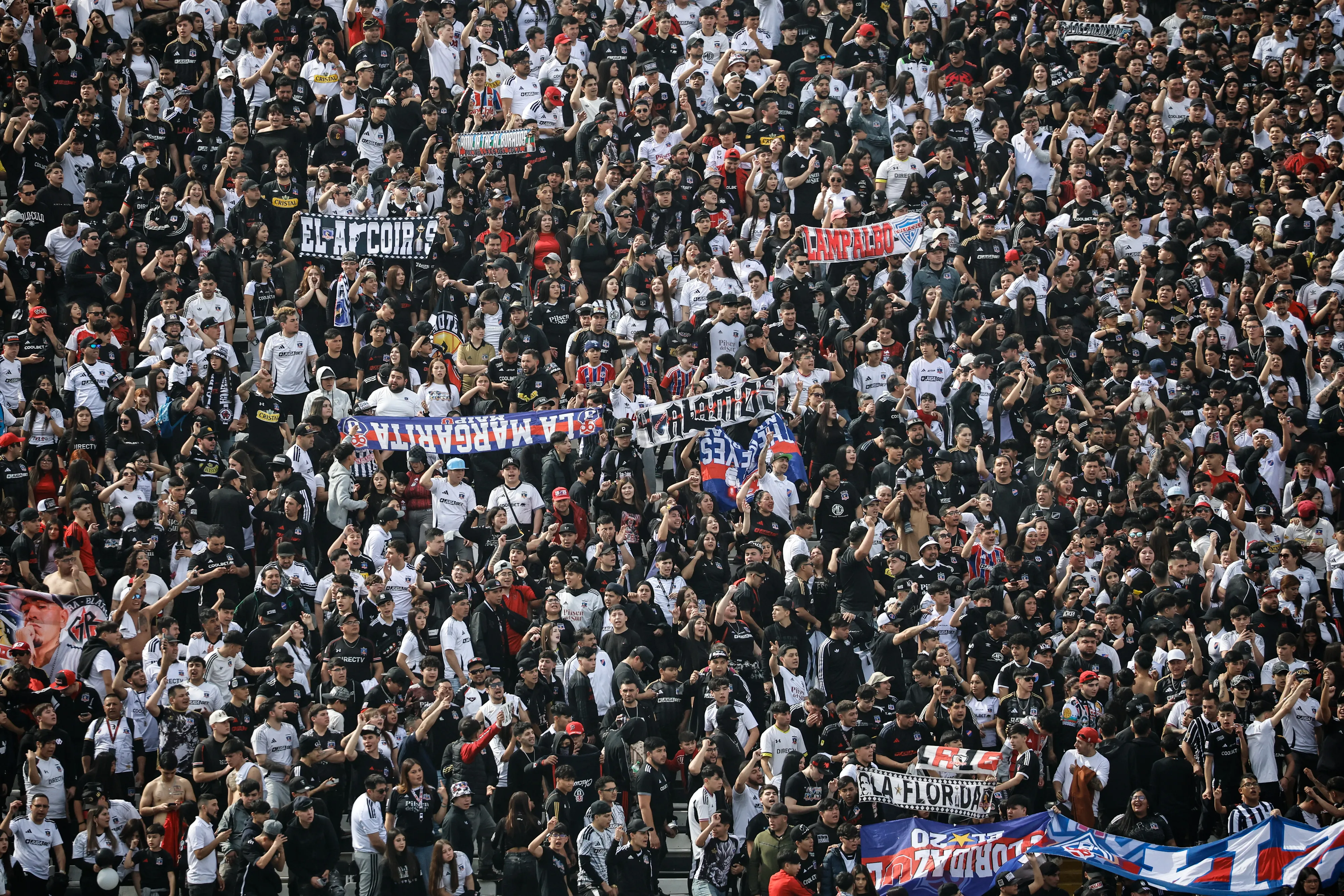 Hinchas de Colo Colo alientan a su equipo en el arengazo previo al Superclásico. Imagen: Diego Martin/Photosport