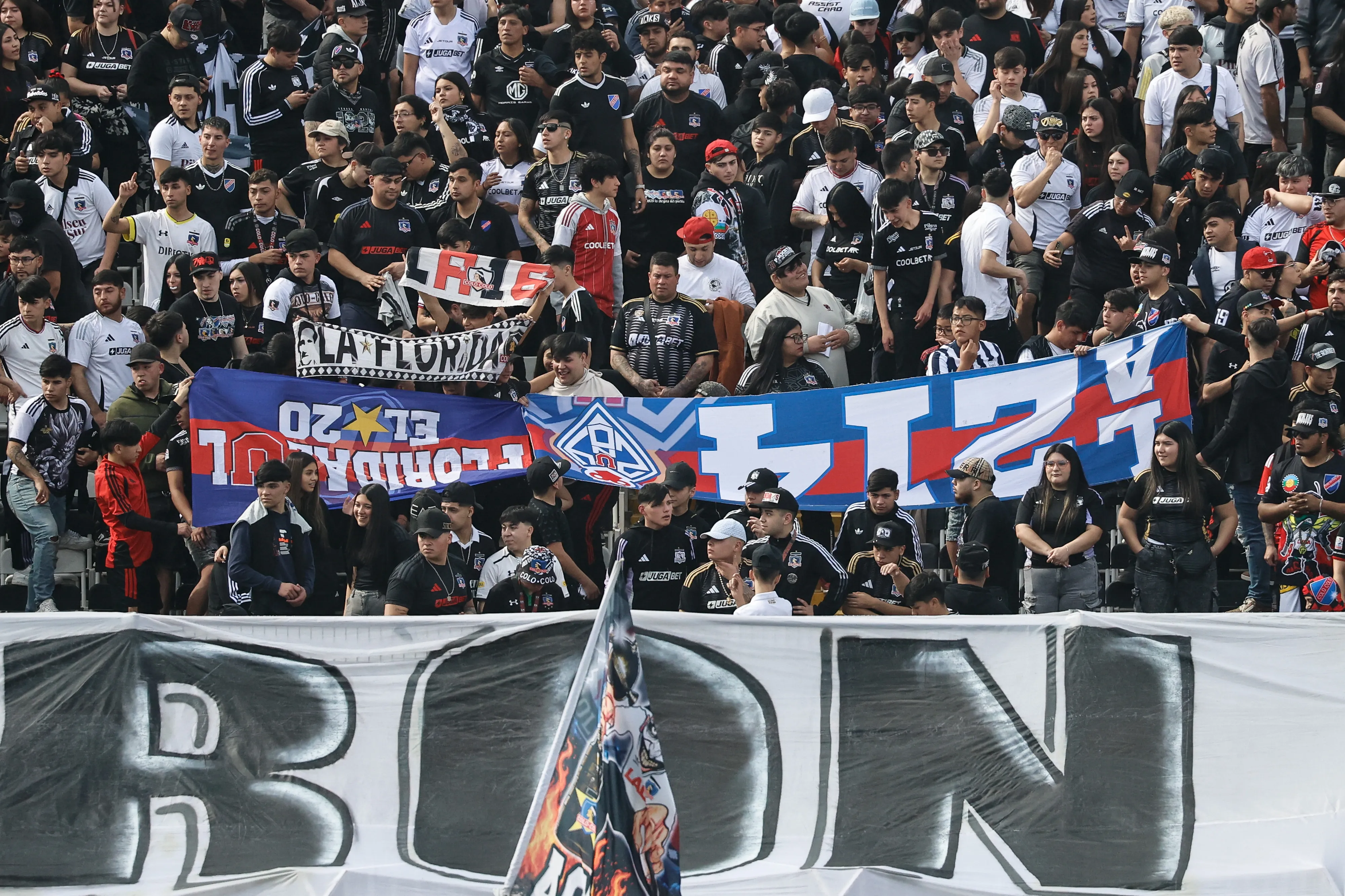 Hinchas de Colo Colo alientan a su equipo en el arengazo previo al Superclásico. Imagen: Diego Martin/Photosport