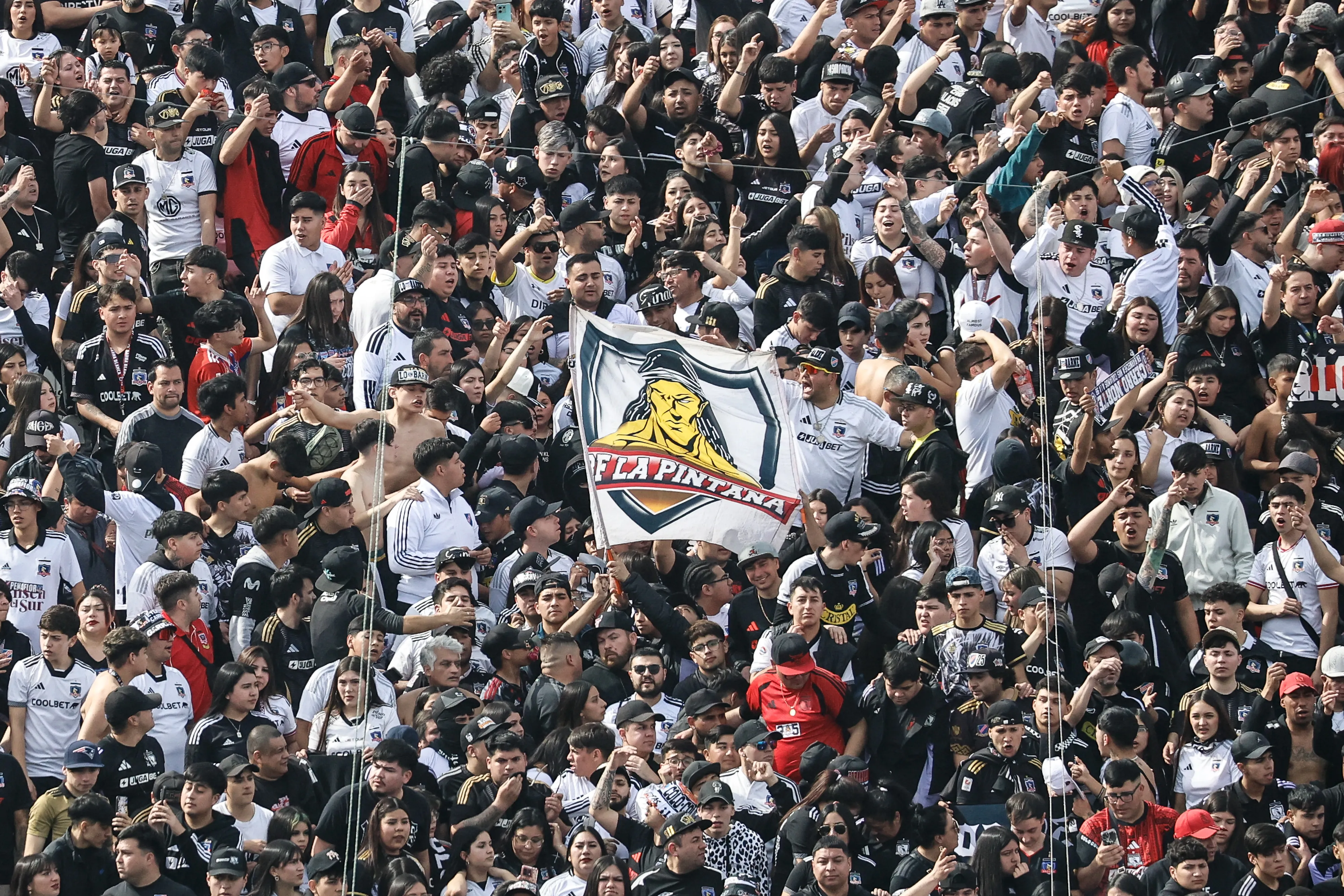 Hinchas de Colo Colo alientan a su equipo en el arengazo previo al Superclásico. Imagen: Diego Martin/Photosport