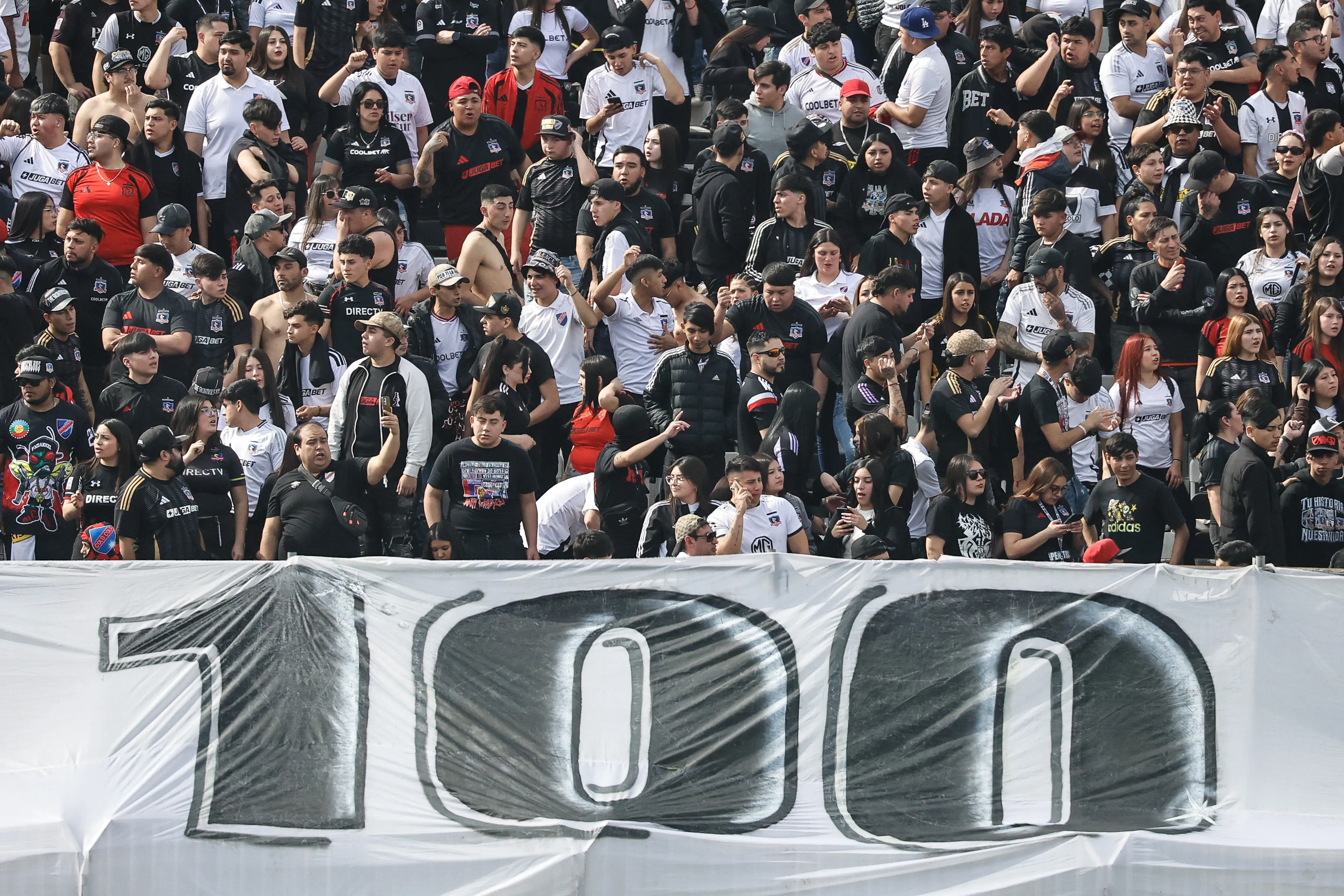 Hinchas de Colo Colo alientan a su equipo en el arengazo previo al Superclásico. Imagen: Diego Martin/Photosport