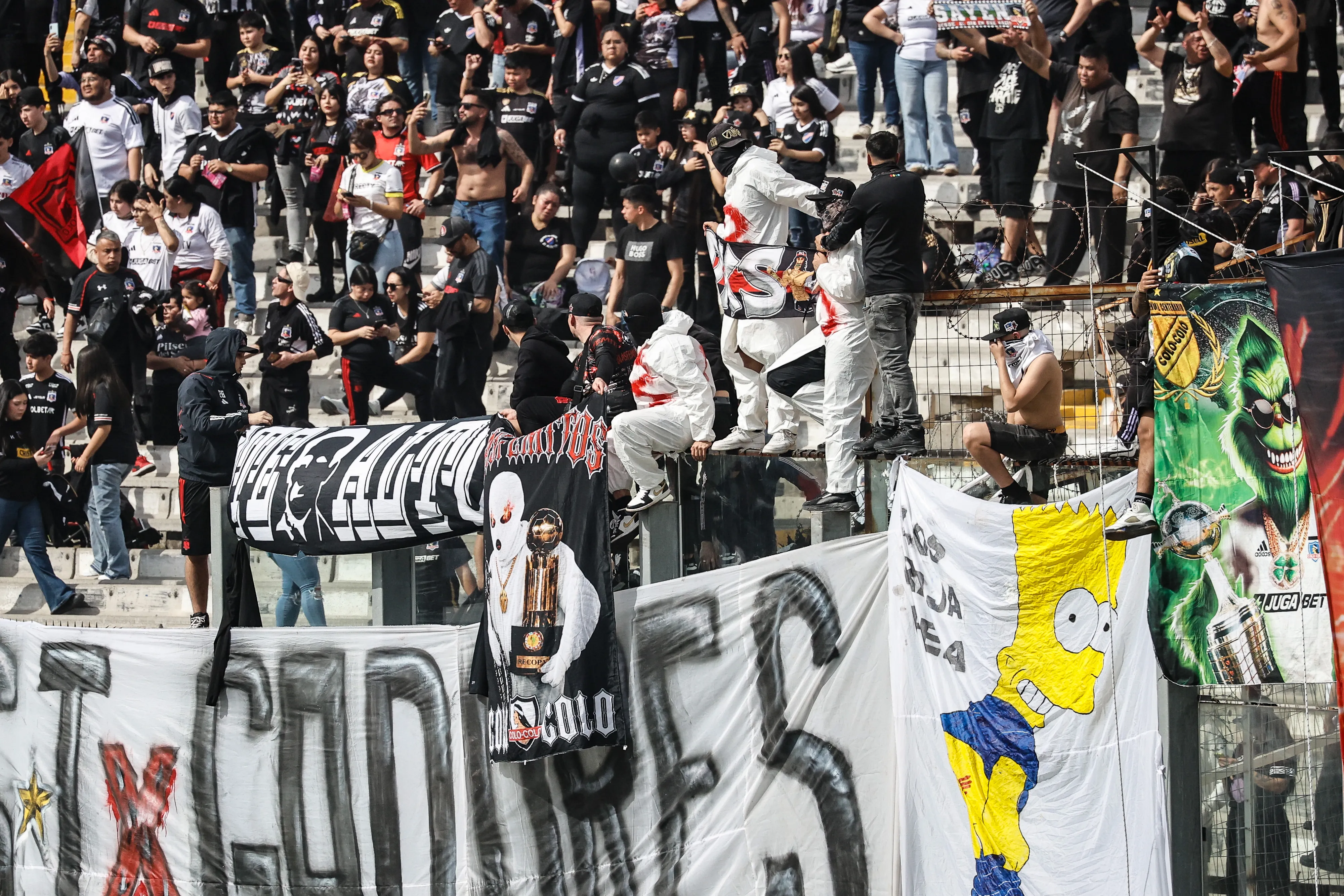 Hinchas de Colo Colo alientan a su equipo en el arengazo previo al Superclásico. Imagen: Diego Martin/Photosport