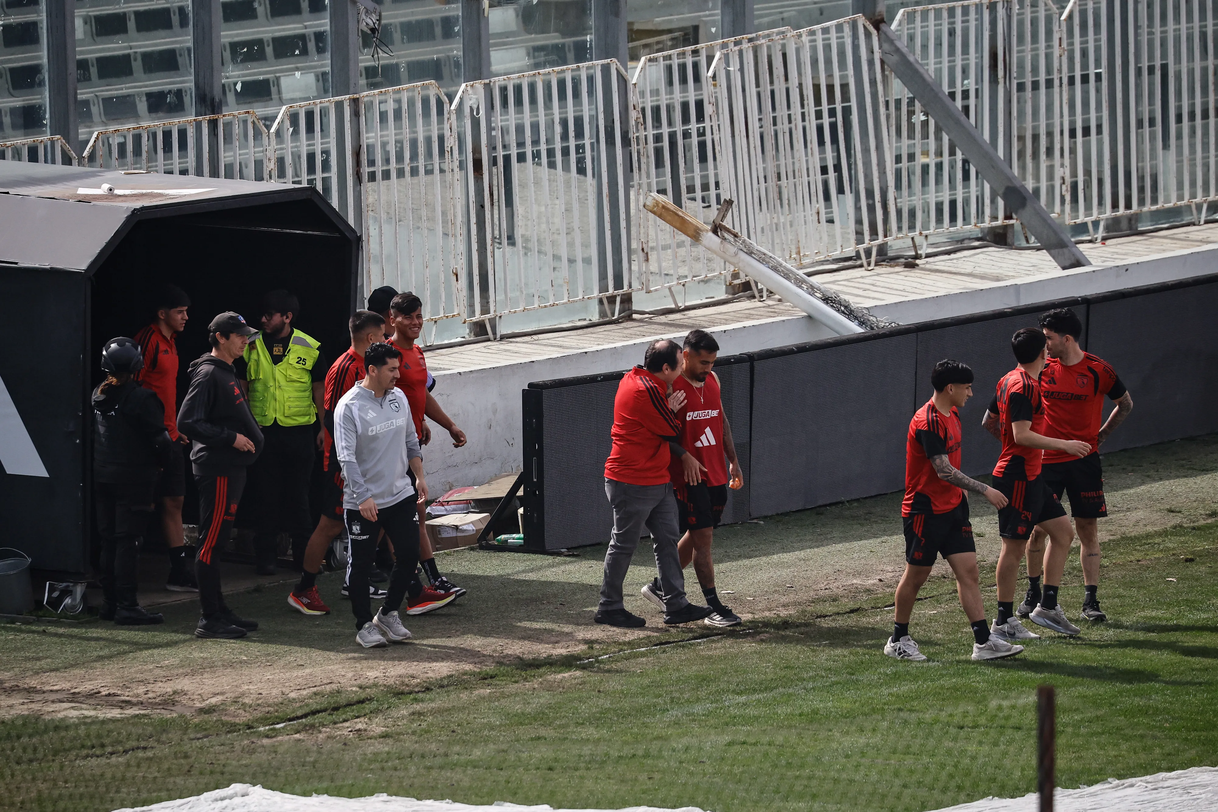 Hinchas de Colo Colo alientan a su equipo en el arengazo previo al Superclásico. Imagen: Diego Martin/Photosport