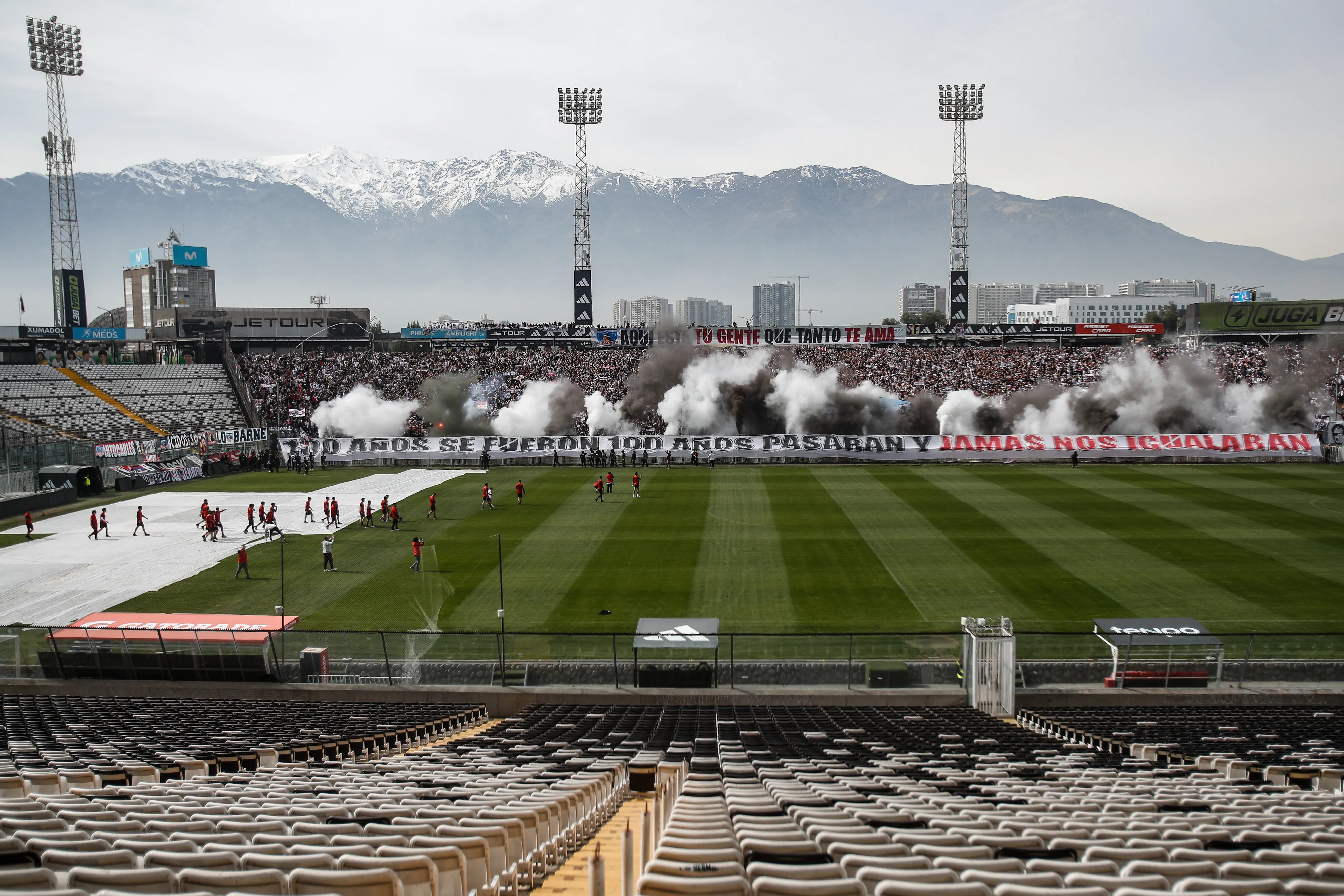 Hinchas de Colo Colo alientan a su equipo en el arengazo previo al Superclásico. Imagen: Diego Martin/Photosport
