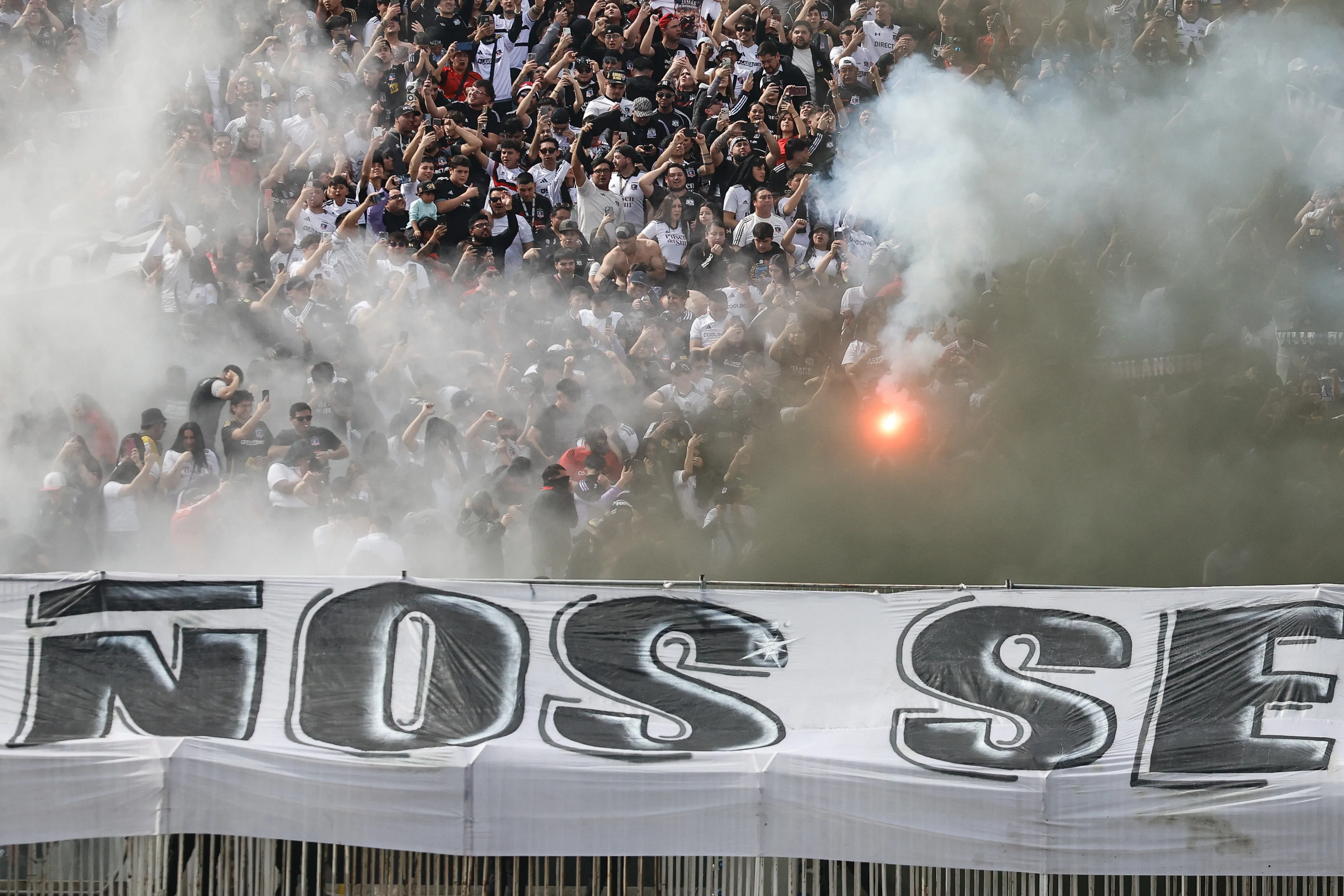 Hinchas de Colo Colo alientan a su equipo en el arengazo previo al Superclásico. Imagen: Diego Martin/Photosport