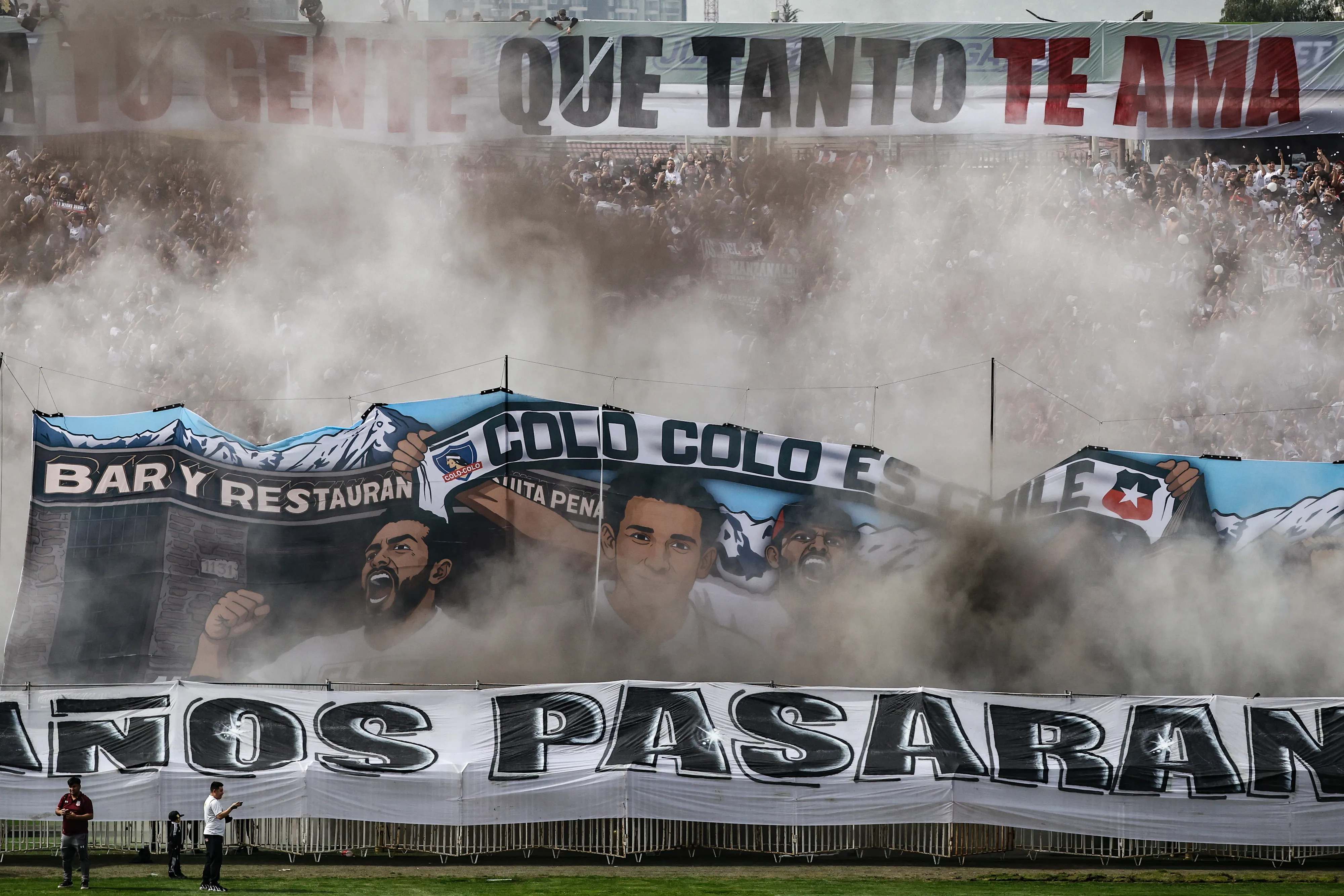 Hinchas de Colo Colo alientan a su equipo en el arengazo previo al Superclásico. Imagen: Diego Martin/Photosport
