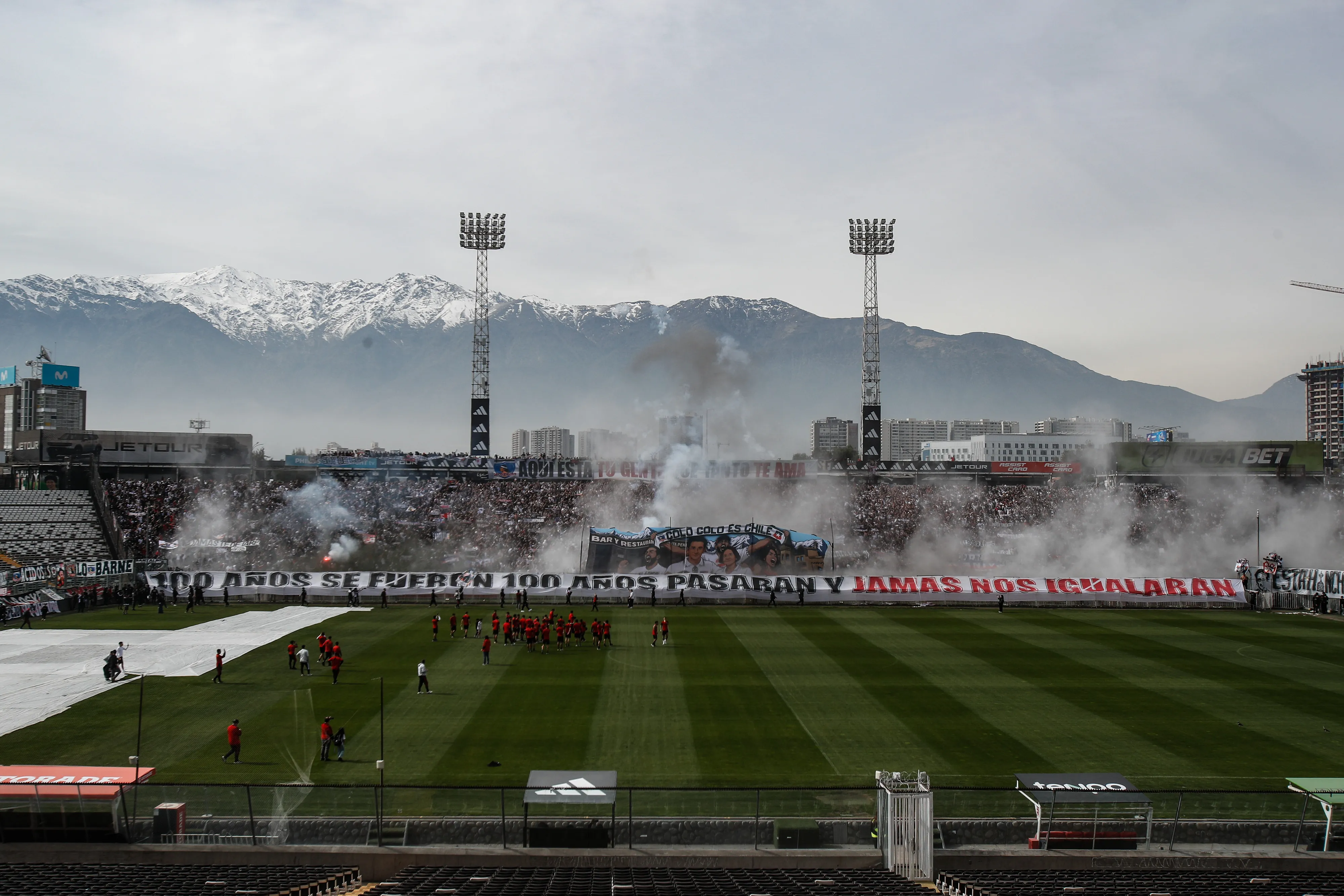 Hinchas de Colo Colo alientan a su equipo en el arengazo previo al Superclásico. Imagen: Diego Martin/Photosport