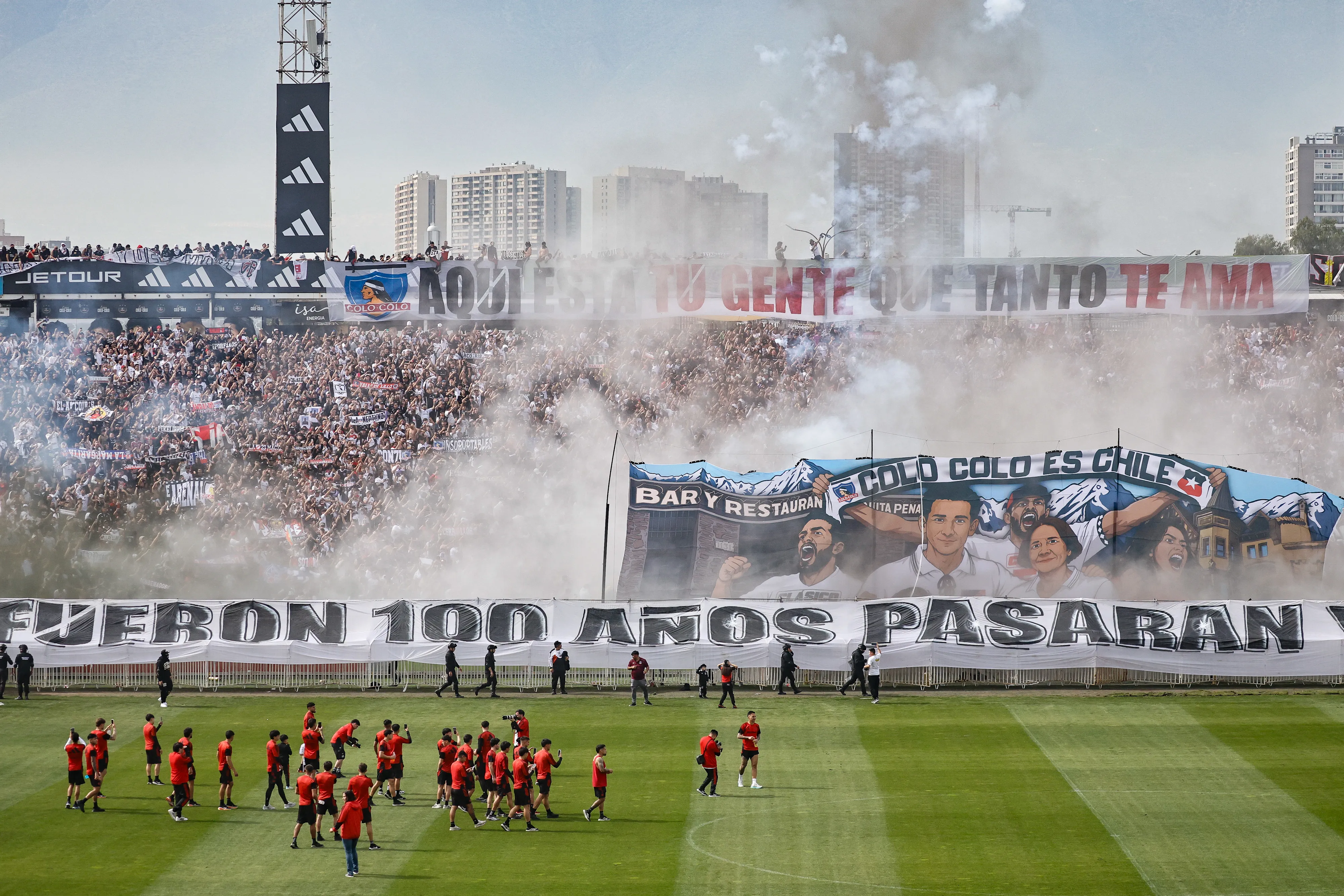Hinchas de Colo Colo alientan a su equipo en el arengazo previo al Superclásico. Imagen: Diego Martin/Photosport