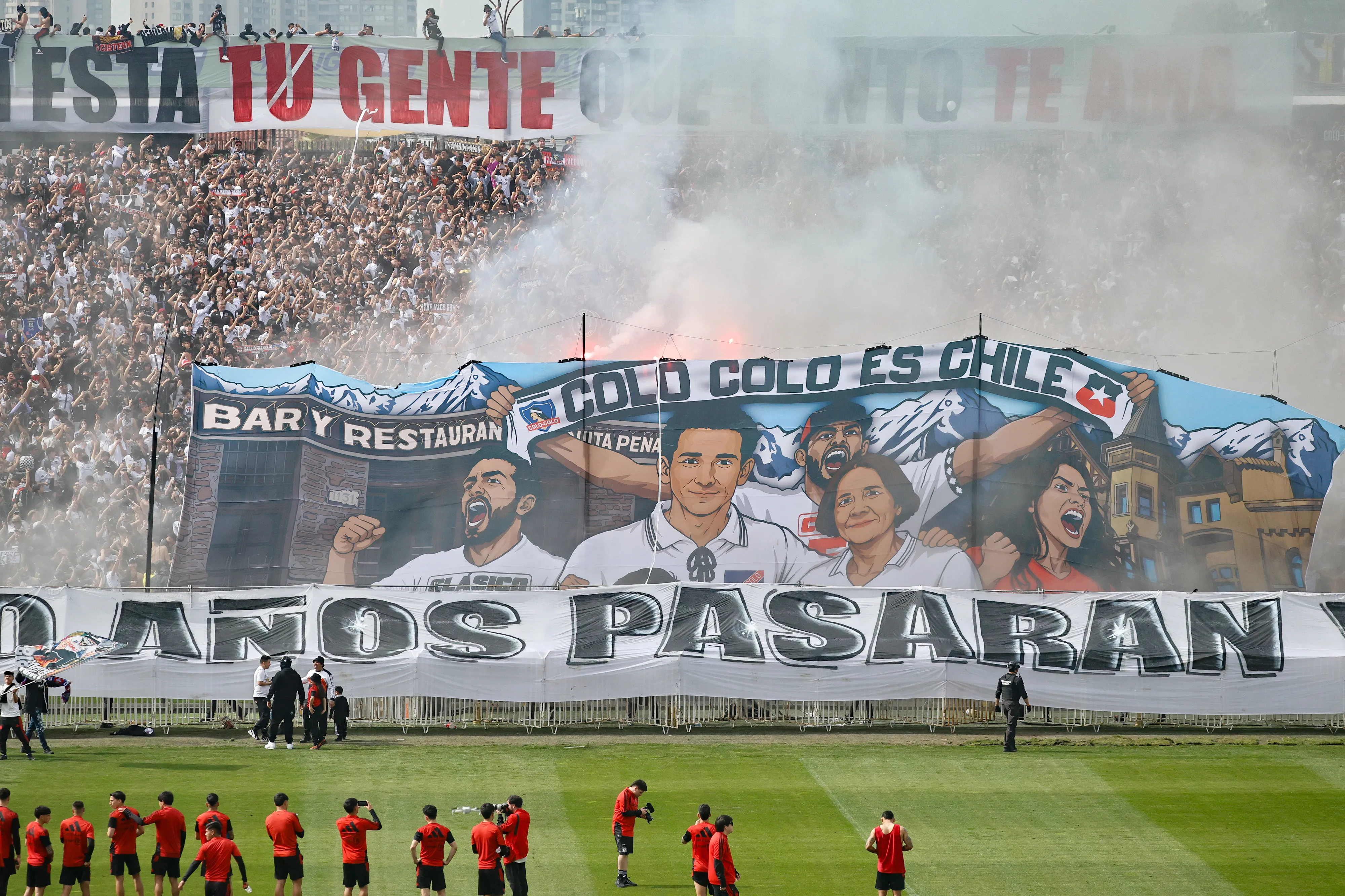 Hinchas de Colo Colo alientan a su equipo en el arengazo previo al Superclásico. Imagen: Diego Martin/Photosport