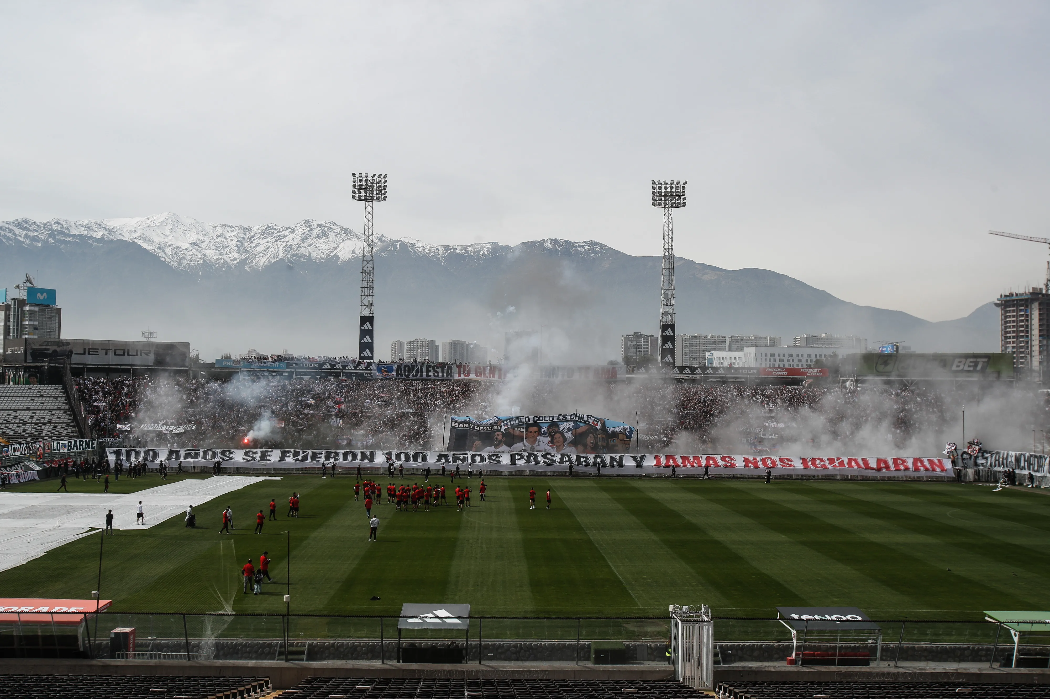 Hinchas de Colo Colo alientan a su equipo en el arengazo previo al Superclásico. Imagen: Diego Martin/Photosport