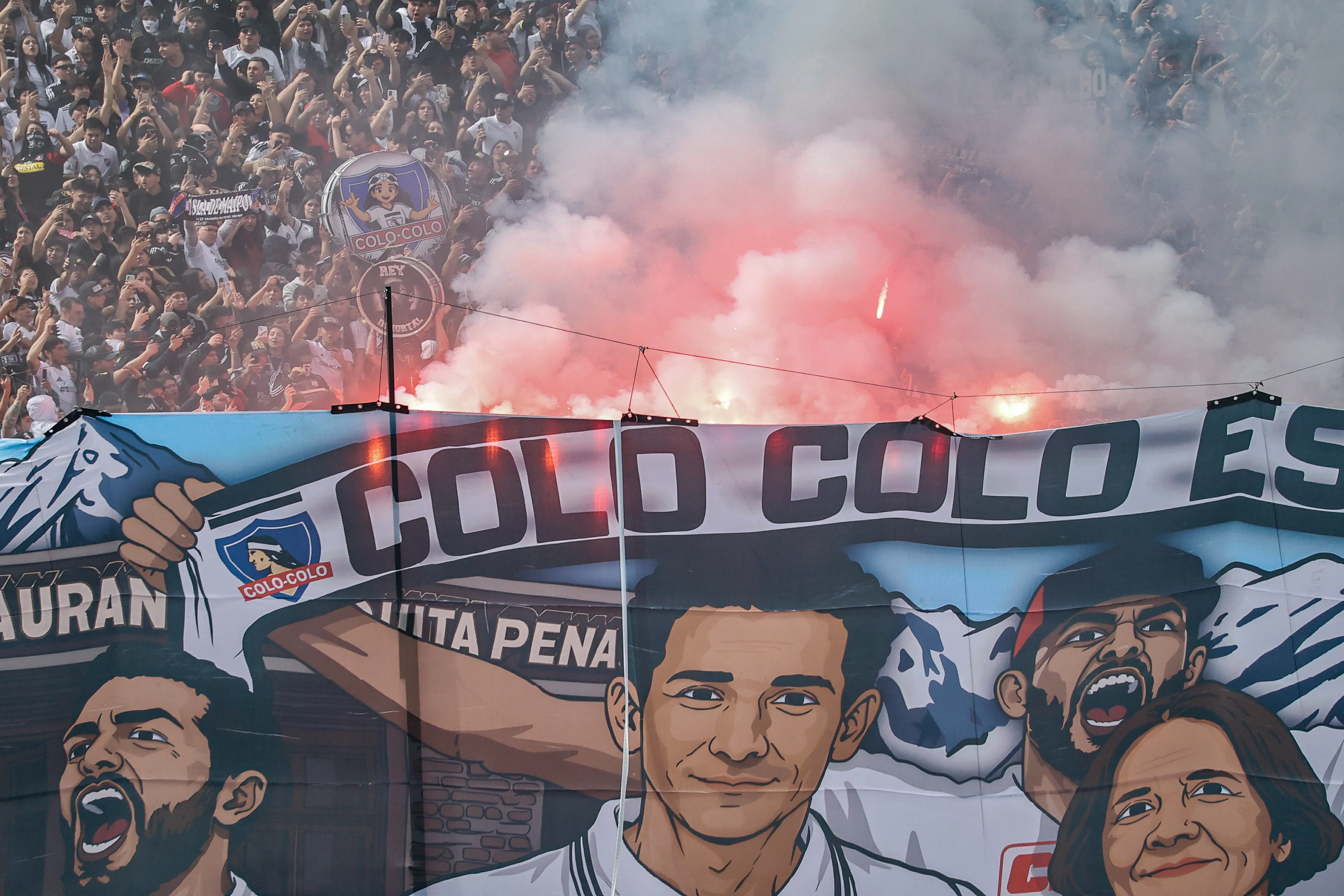 Hinchas de Colo Colo alientan a su equipo en el arengazo previo al Superclásico. Imagen: Diego Martin/Photosport