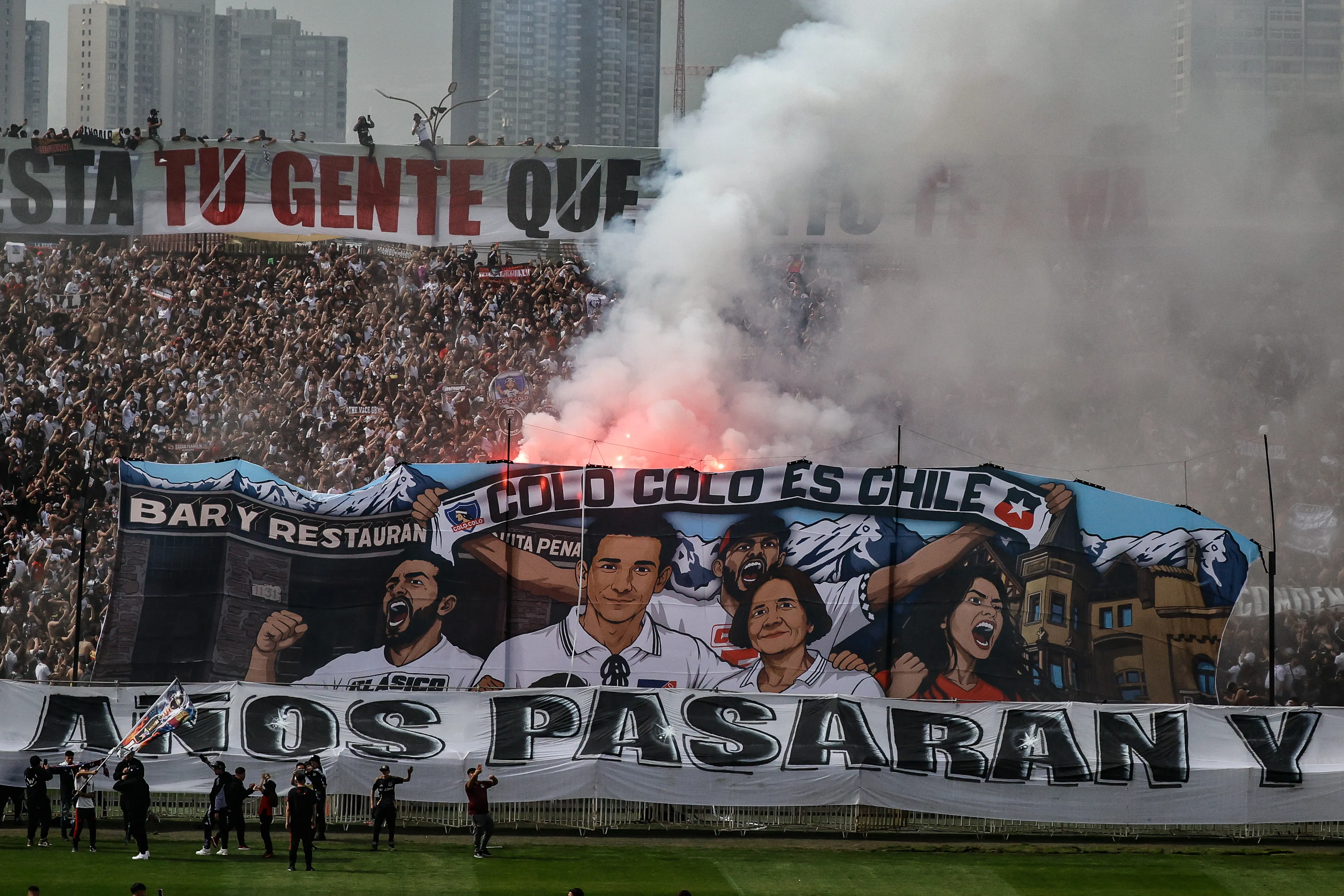 Hinchas de Colo Colo alientan a su equipo en el arengazo previo al Superclásico. Imagen: Diego Martin/Photosport