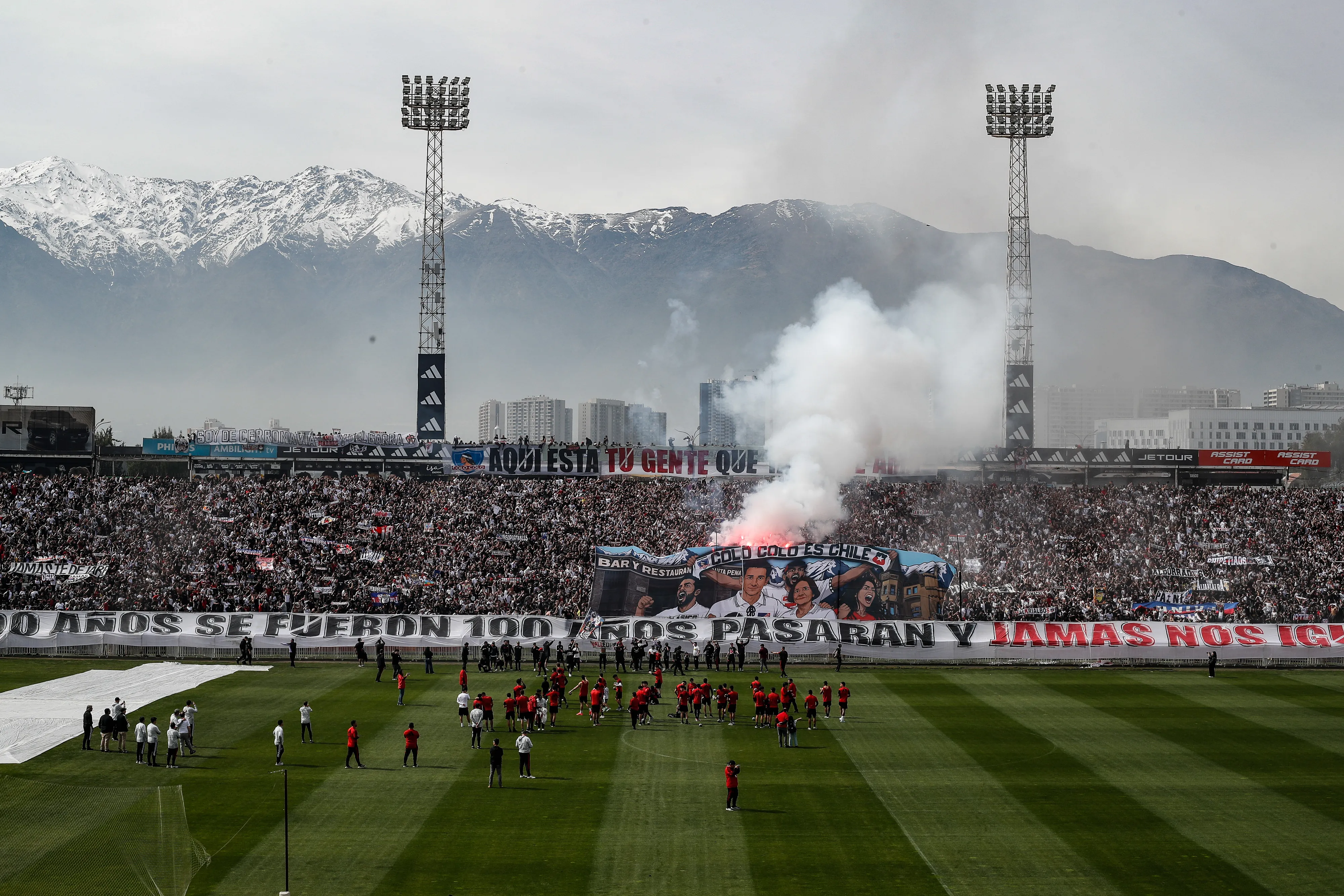 Hinchas de Colo Colo alientan a su equipo en el arengazo previo al Superclásico. Imagen: Diego Martin/Photosport