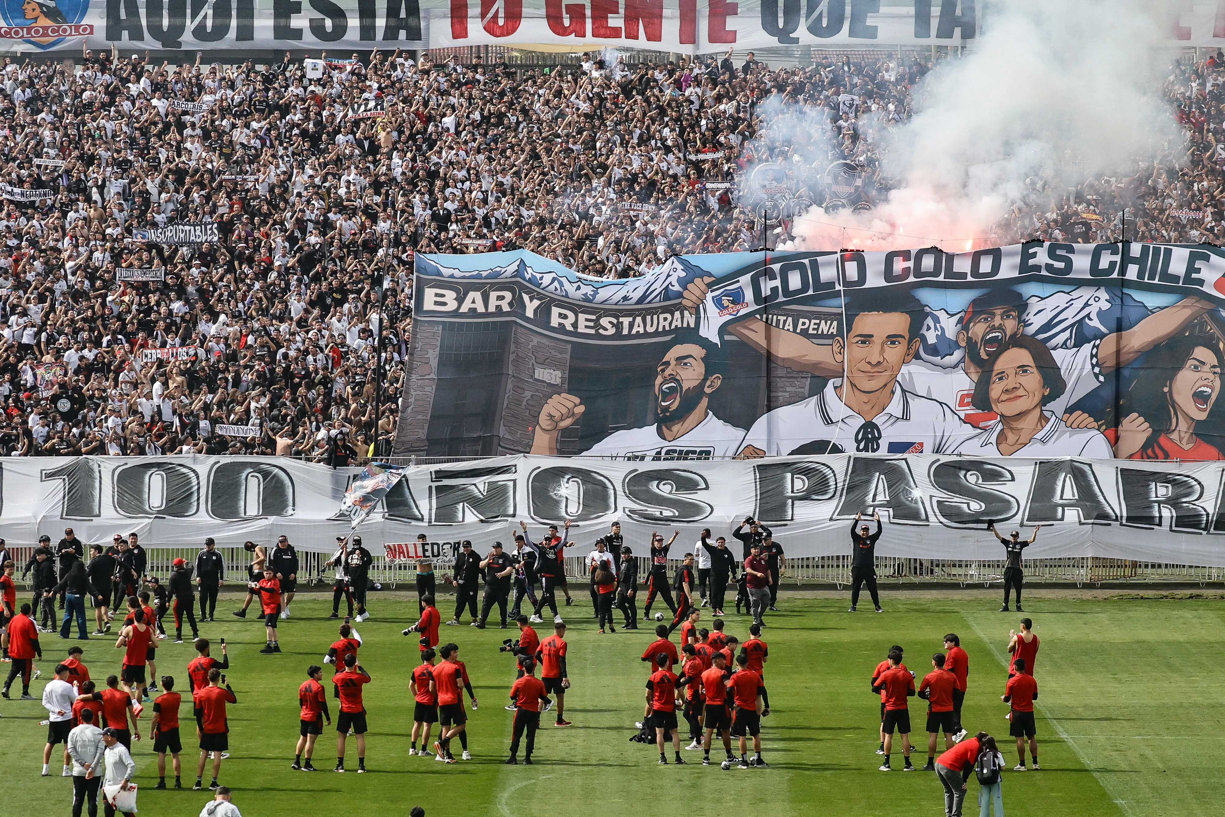 Hinchas de Colo Colo alientan a su equipo en el arengazo previo al Superclásico. Imagen: Diego Martin/Photosport