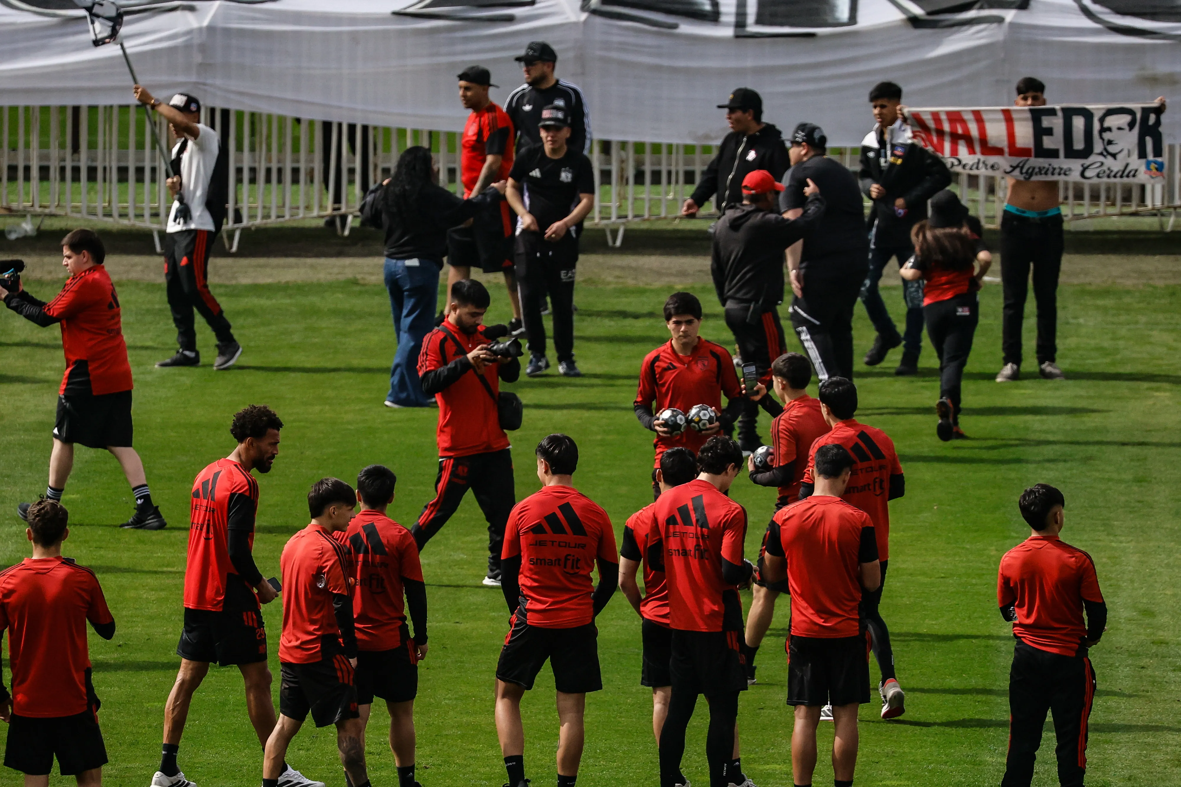 Hinchas de Colo Colo alientan a su equipo en el arengazo previo al Superclásico. Imagen: Diego Martin/Photosport