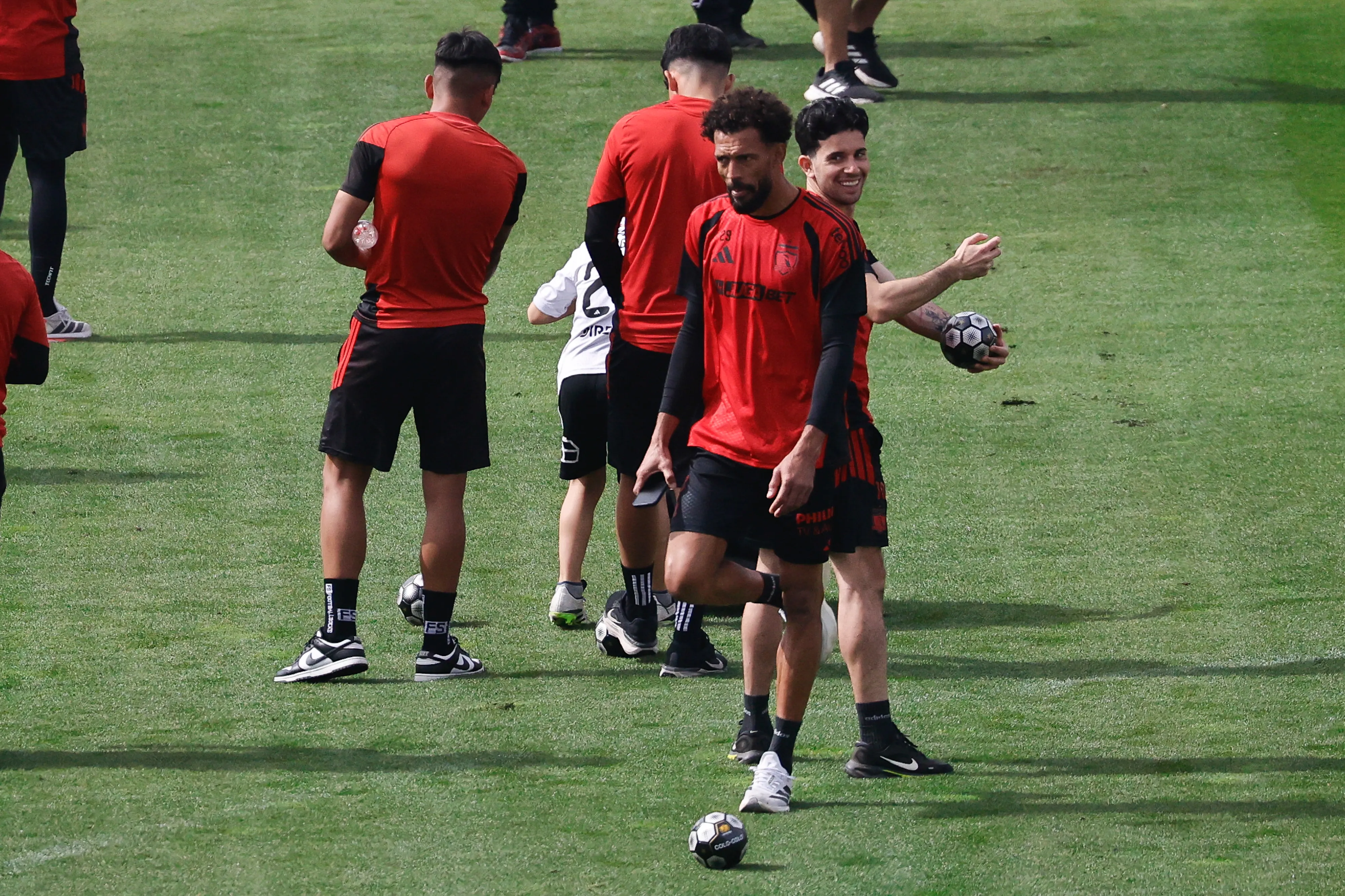 Hinchas de Colo Colo alientan a su equipo en el arengazo previo al Superclásico. Imagen: Diego Martin/Photosport