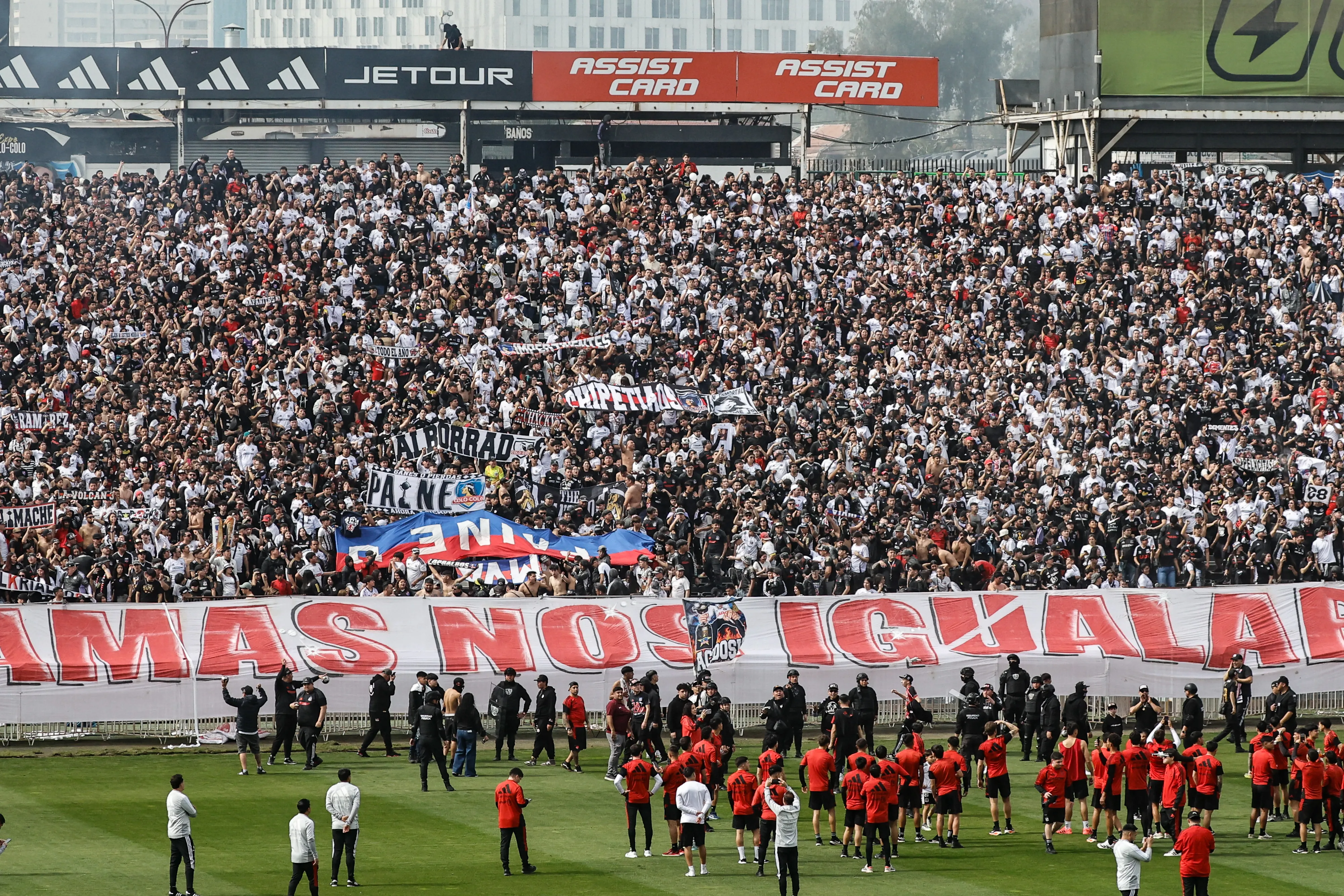 Hinchas de Colo Colo alientan a su equipo en el arengazo previo al Superclásico. Imagen: Diego Martin/Photosport