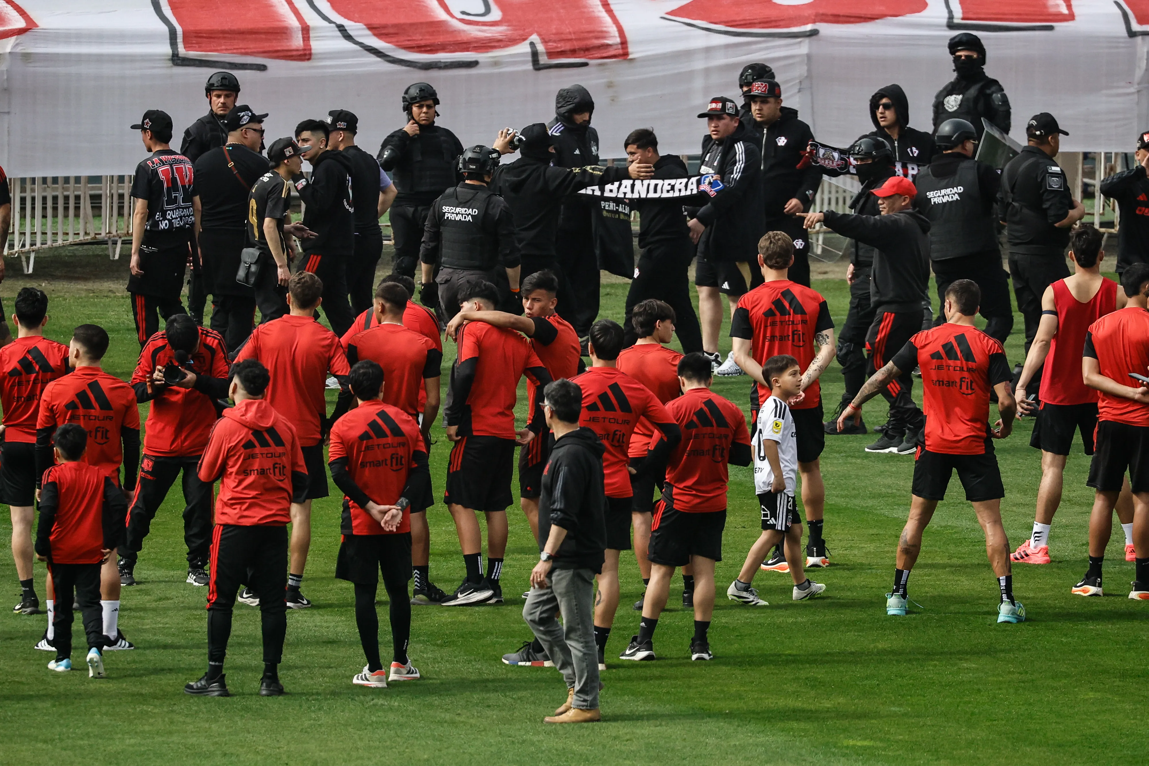 Hinchas de Colo Colo alientan a su equipo en el arengazo previo al Superclásico. Imagen: Diego Martin/Photosport