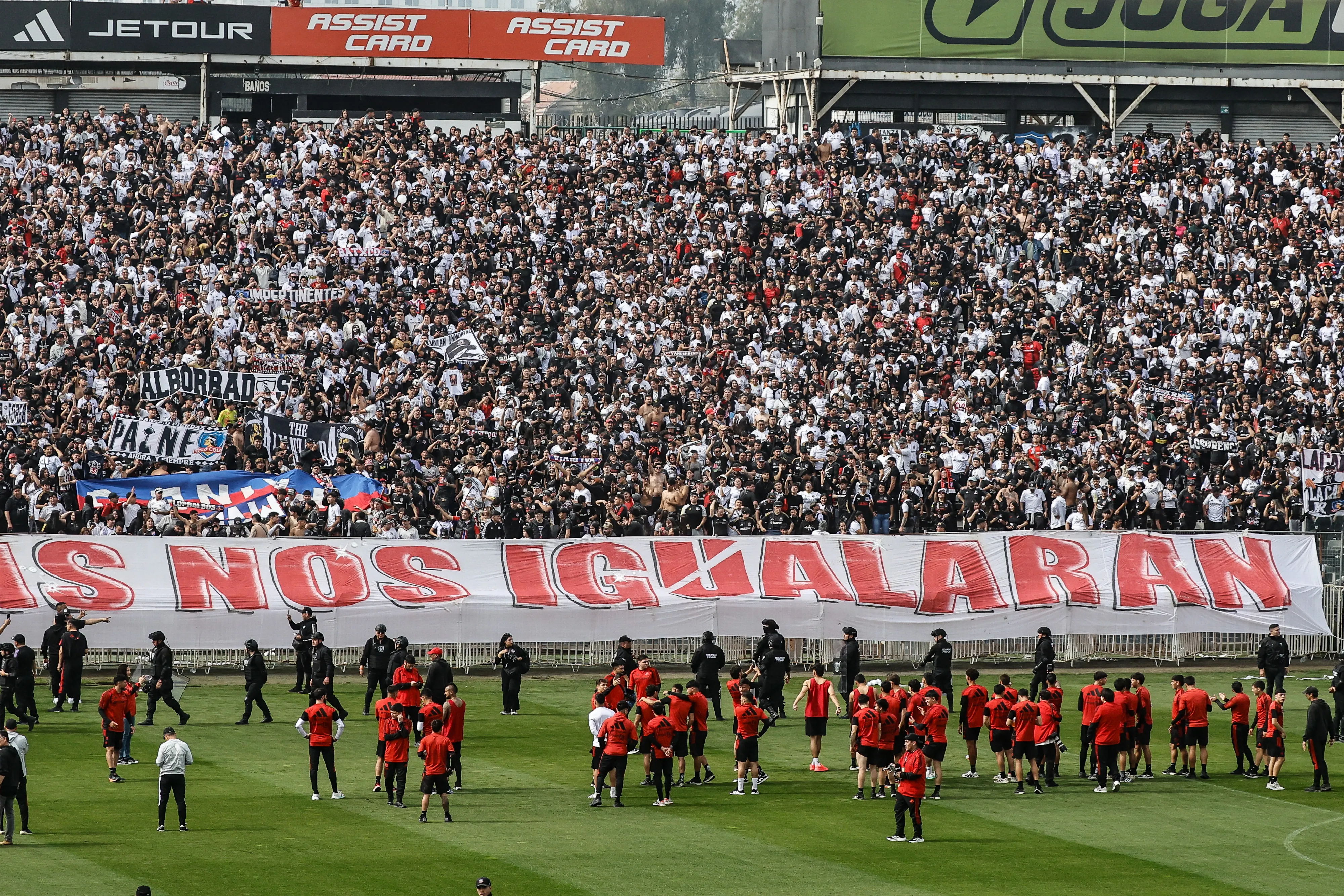 Hinchas de Colo Colo alientan a su equipo en el arengazo previo al Superclásico. Imagen: Diego Martin/Photosport