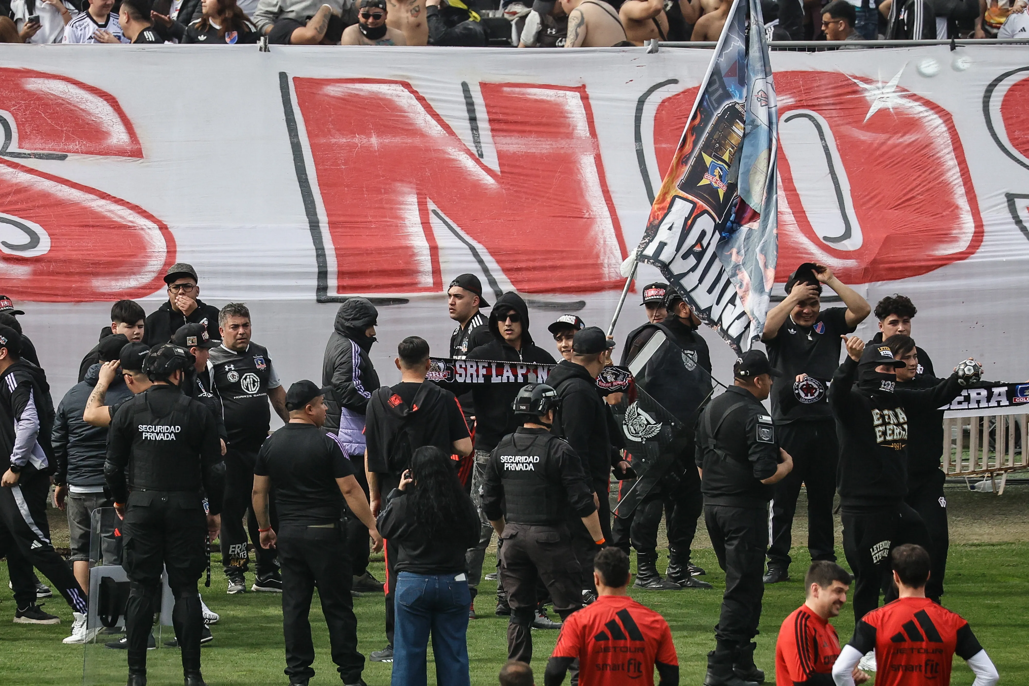 Hinchas de Colo Colo alientan a su equipo en el arengazo previo al Superclásico. Imagen: Diego Martin/Photosport