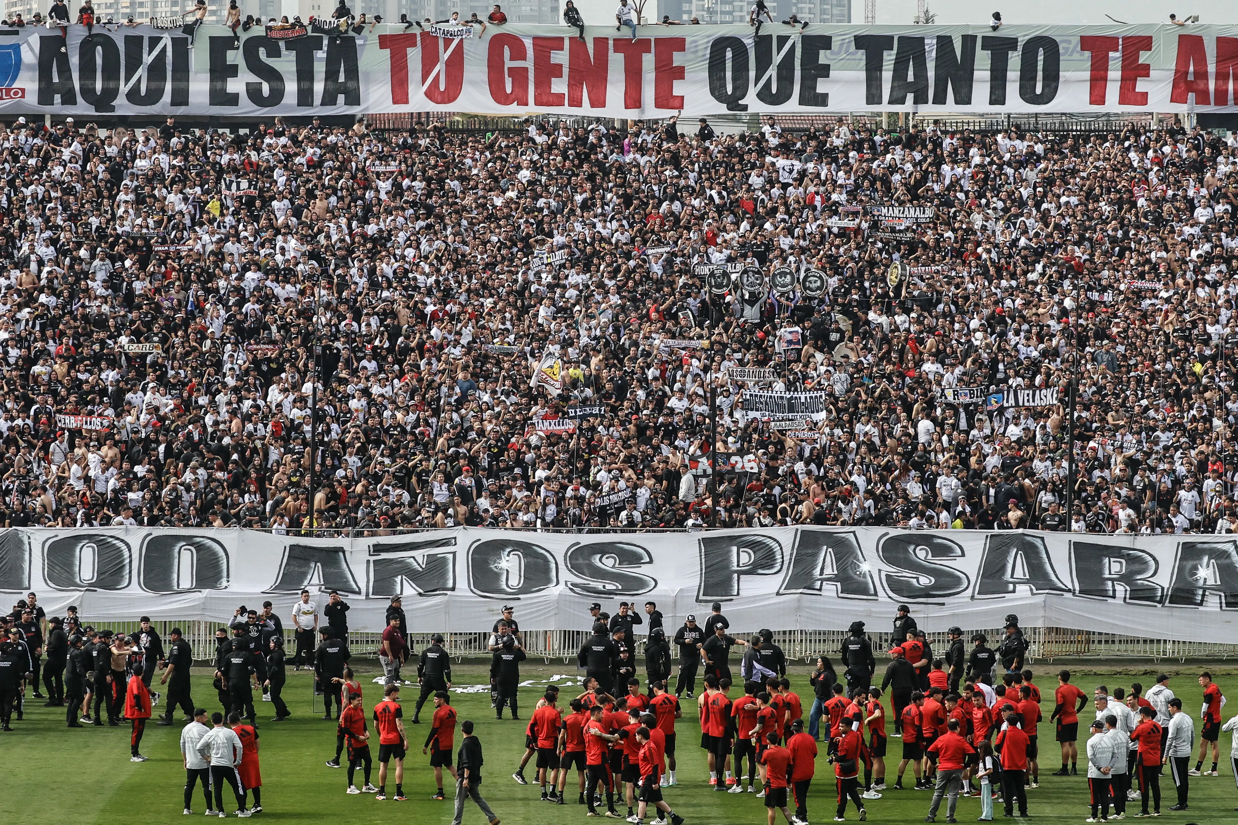 Hinchas de Colo Colo alientan a su equipo en el arengazo previo al Superclásico. Imagen: Diego Martin/Photosport