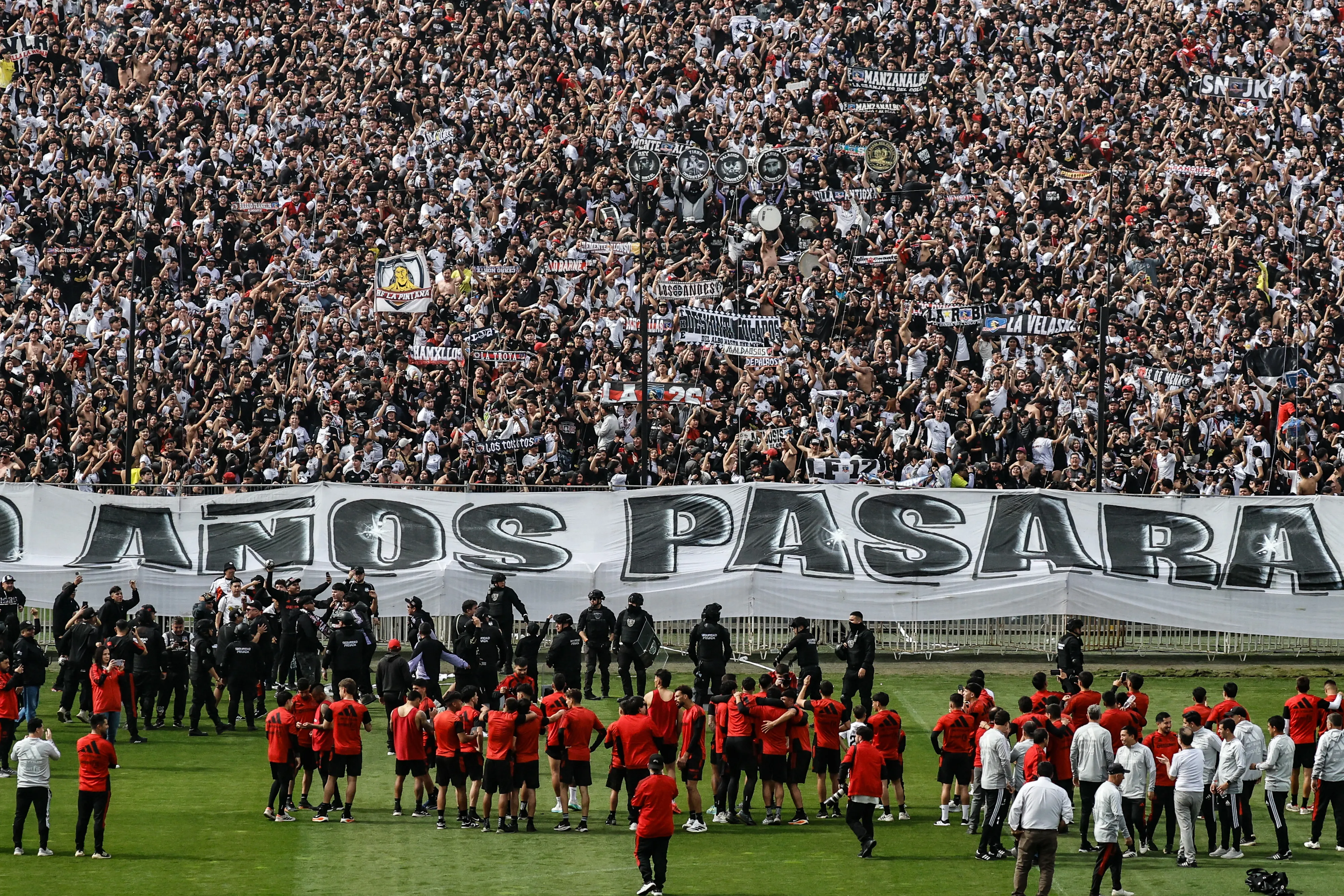 Hinchas de Colo Colo alientan a su equipo en el arengazo previo al Superclásico. Imagen: Diego Martin/Photosport