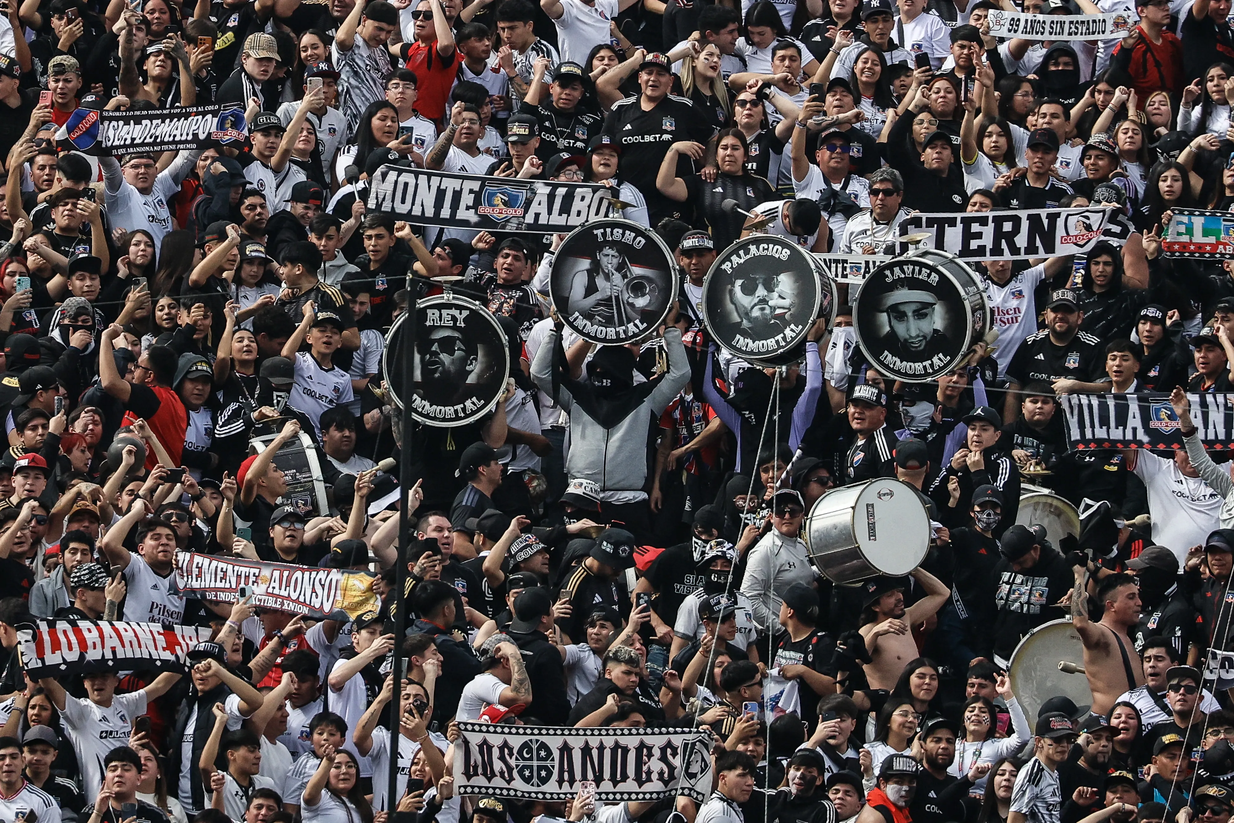 Hinchas de Colo Colo alientan a su equipo en el arengazo previo al Superclásico. Imagen: Diego Martin/Photosport